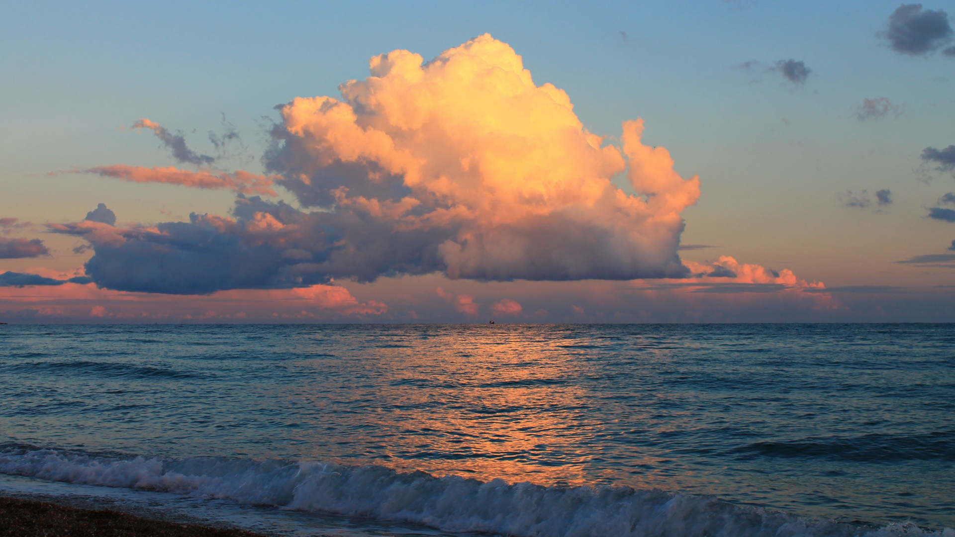 Кучевые облака над морем