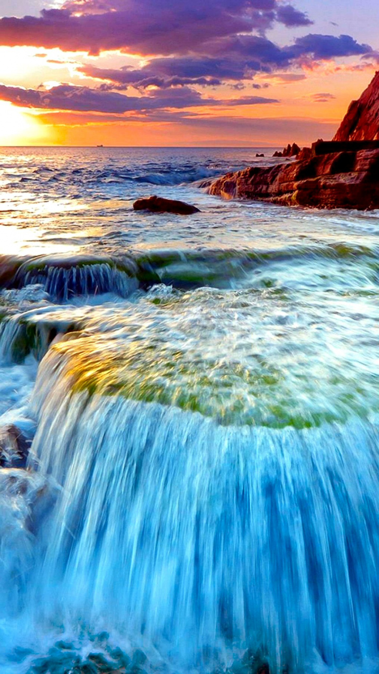 Океан море водопад. Природа море. Красивые водопады. Водопад море природа. Водопад в море.