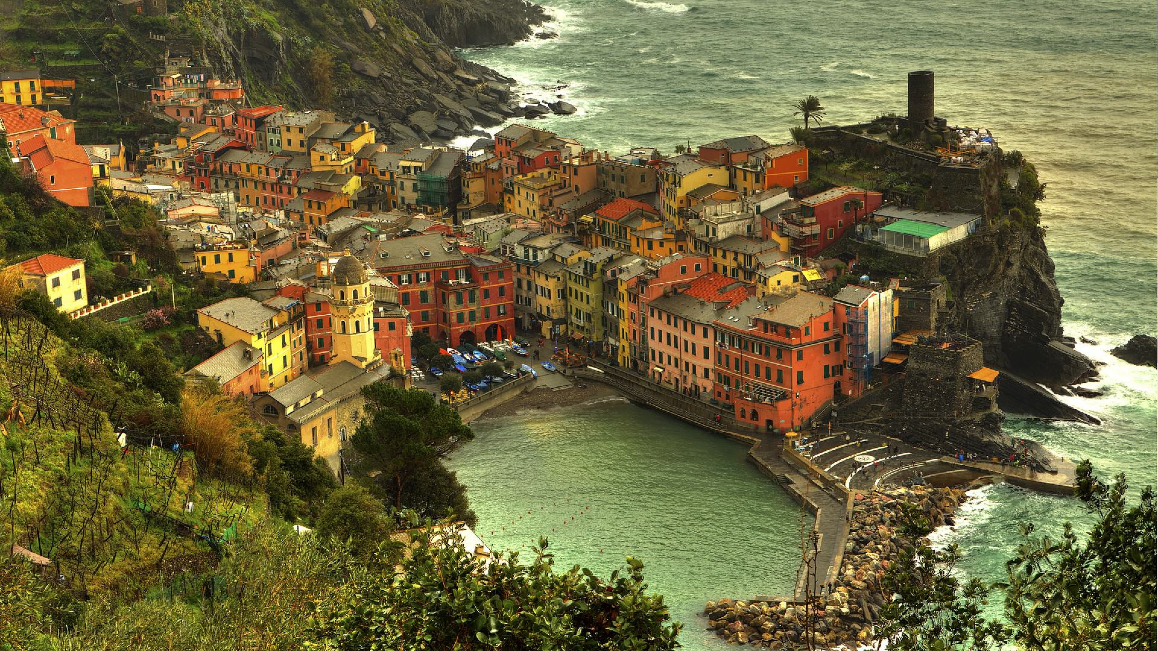 Города около моря. Чинкве Терре Вернацца. Деревня Вернацца Италия. Cinque Terre Италия. Деревня Вернацца Италия набережная.