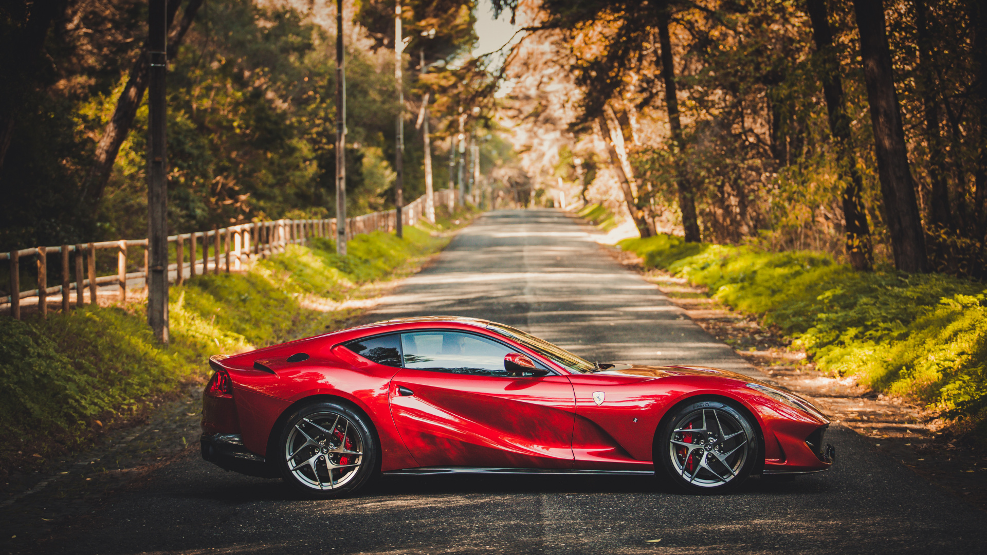 Ferrari 812 Superfast красная