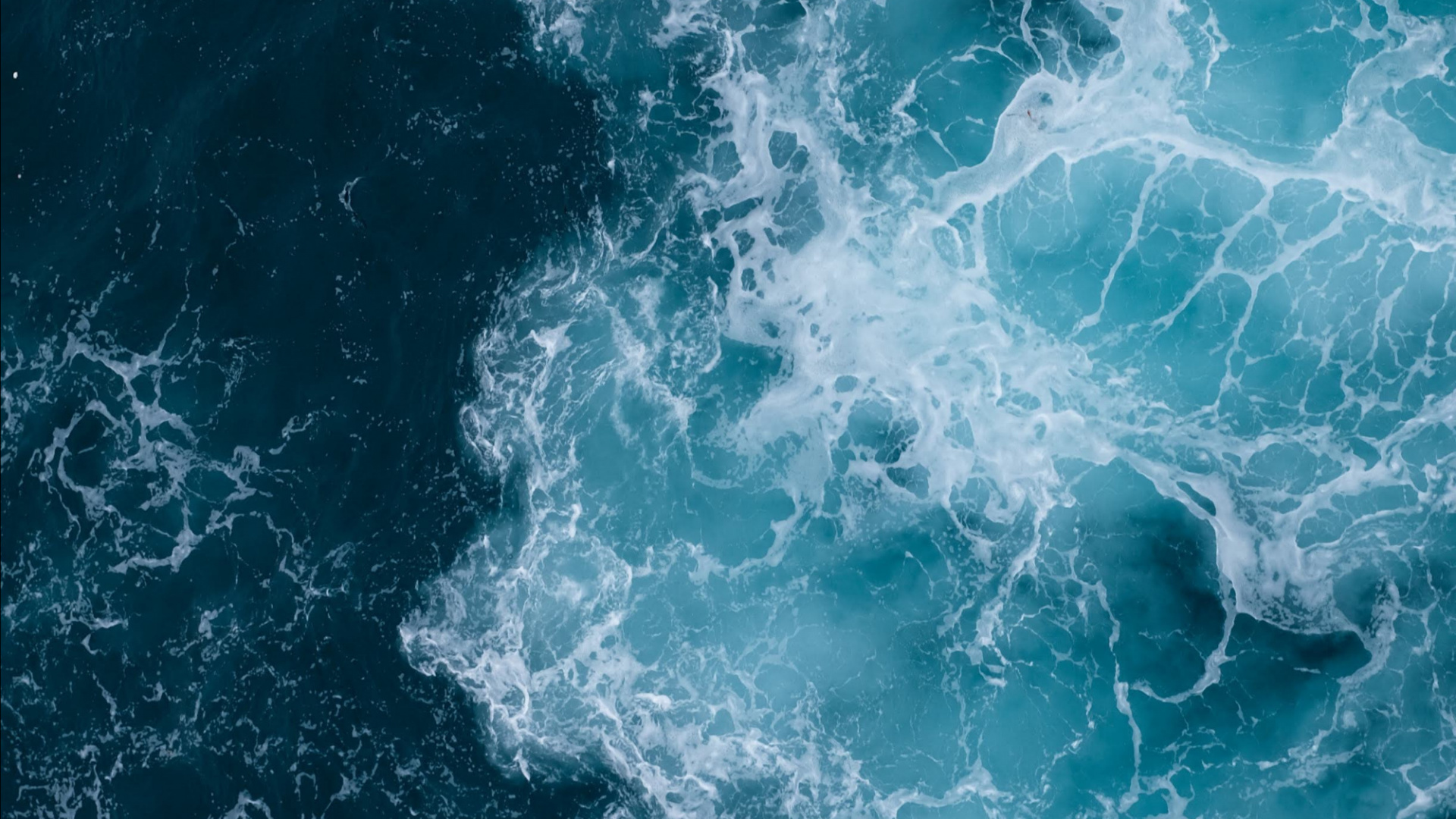 Вода океан двое. Заставка на рабочий стол Эстетика под водой. Обои на телефон море океан. Жидкие обои Океанский синий.