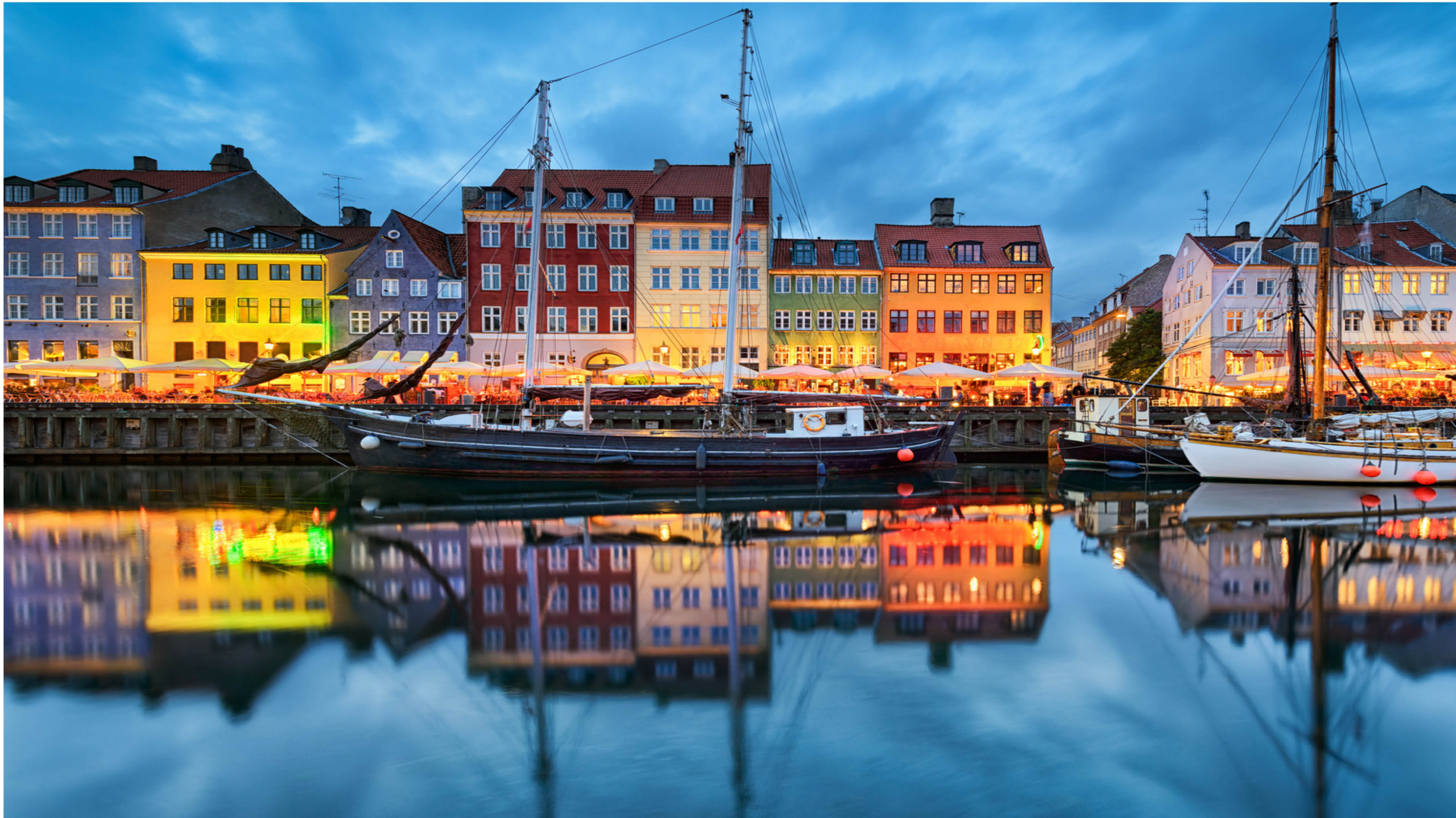Обои 2560x1440 Копенгаген, отражение, перевозка воды, гавань, городок, WQHD...