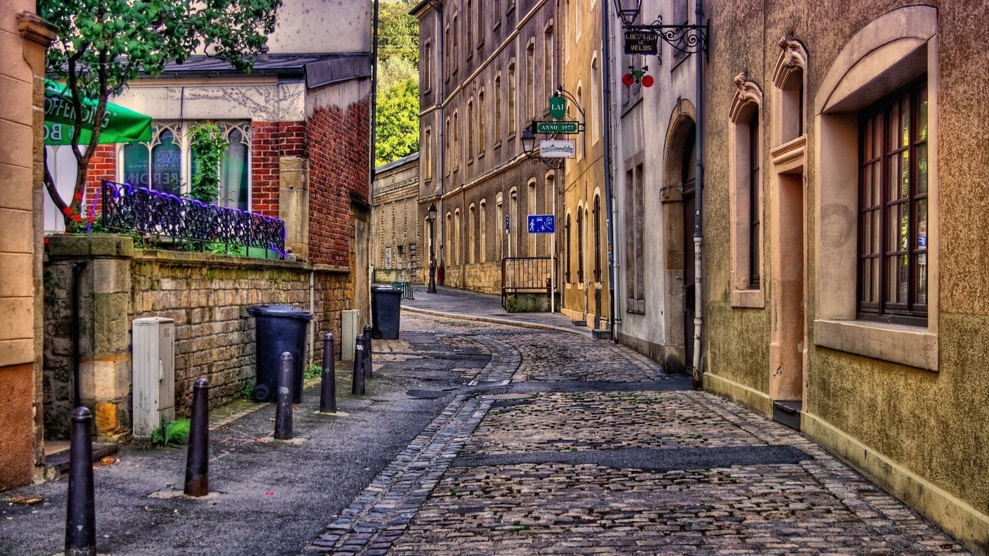 Обои на стол на улице. Брюссель улочки. Франция 19 век фон улица. Эдинбург Шотландия улицы. Старый двор Мюнхен.