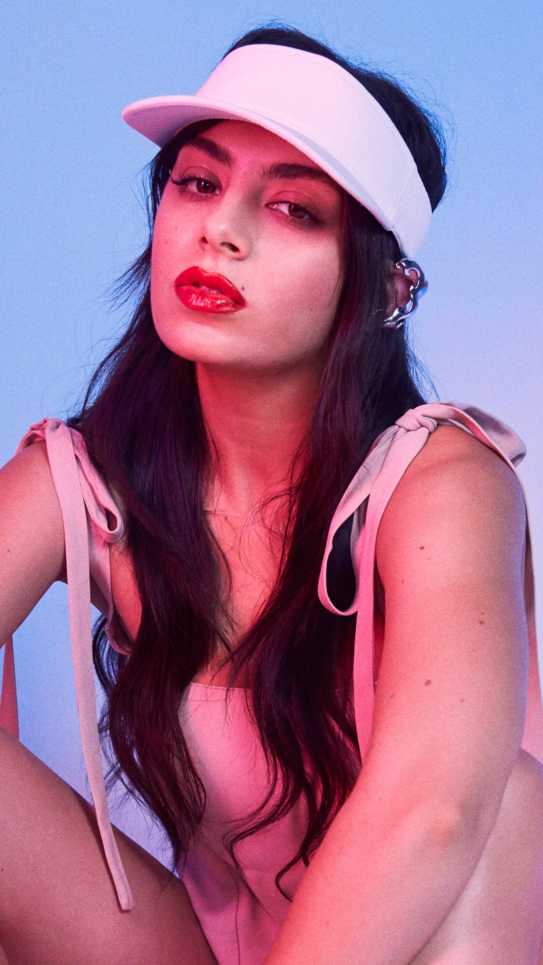 Apple charlie xcx. Чарли xcx. иностранная певица в розовом. английские певицы в розовых очках. sonata певица.