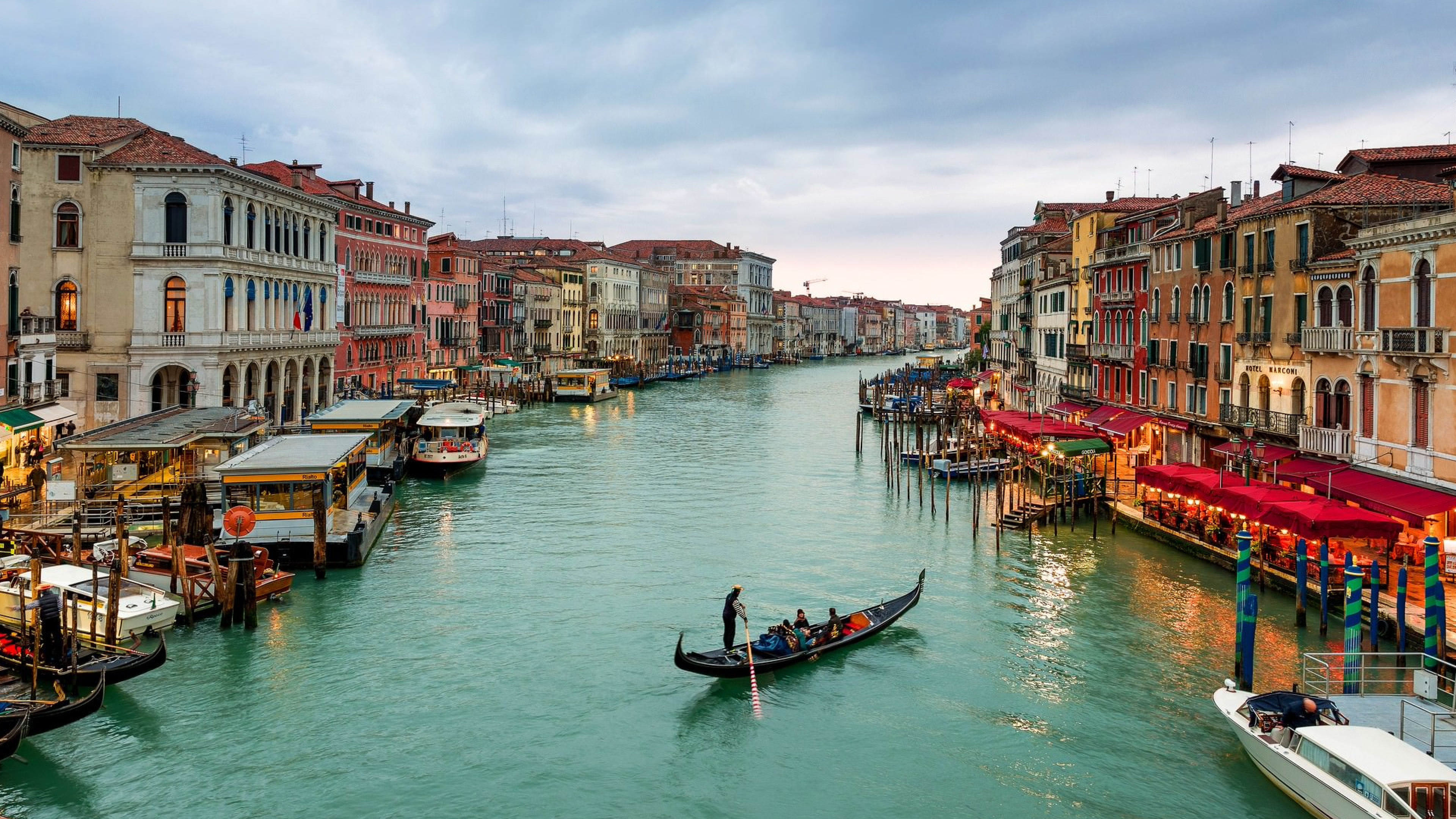 Город на реке в италии. Гранд-канал. Венеция. Canal grande Венеция. Италия Гранд канал (г. Венеция). Венеция. Гондолы.