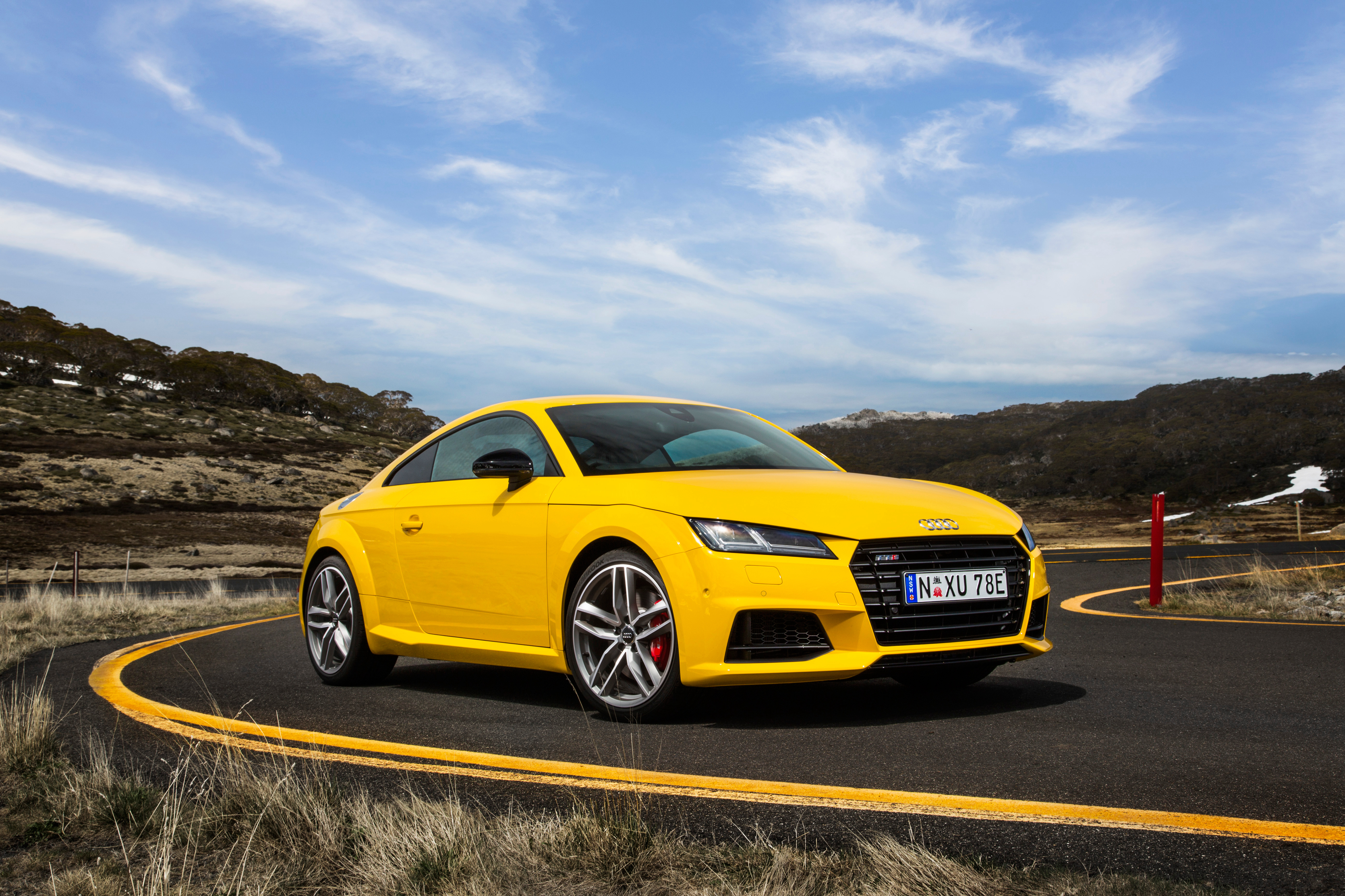 Едет желтая. Audi TT 8s. Ауди ТТ 2016 желтая. Audi TT S. Audi TTS Coupe 2015.