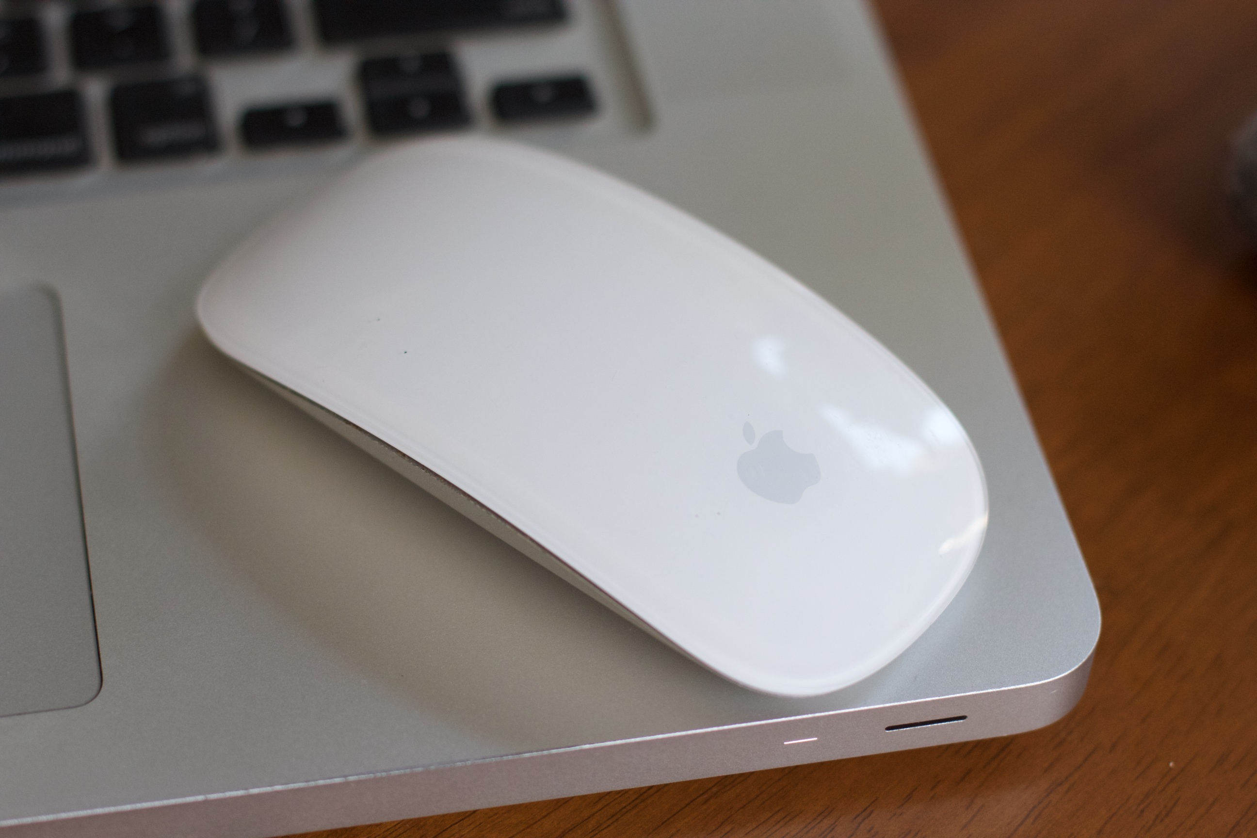 Apple mouse. Мышь компьютерная Эппл. Мышка для эпл макбук. Эппл Мэджик Маус. Мышка компьютер Аппле.