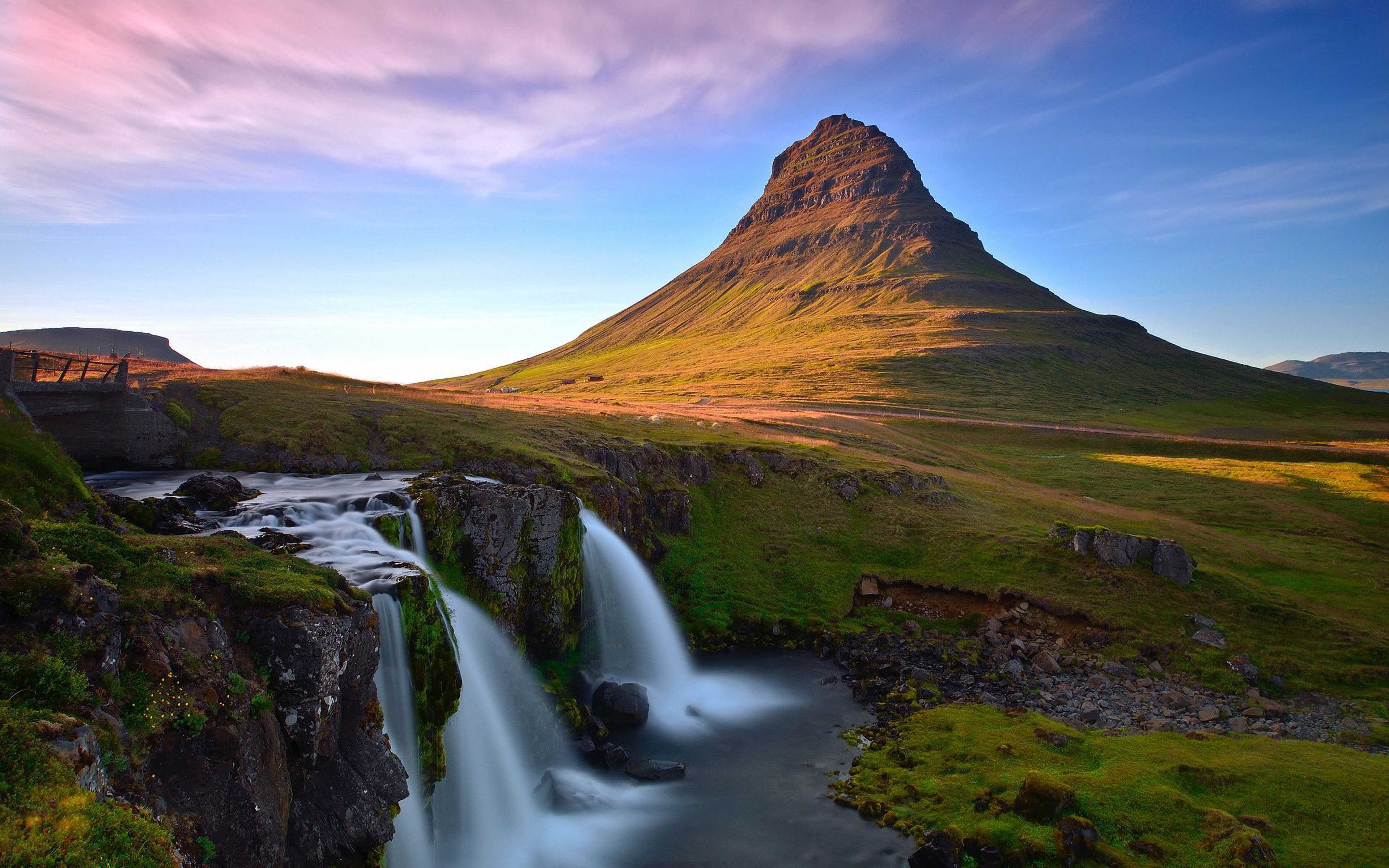 Обои. Водопад Kirkjufellsfoss Исландия. Исландия ландшафт. Исландия горы Кейлир. Тува, Исландия.
