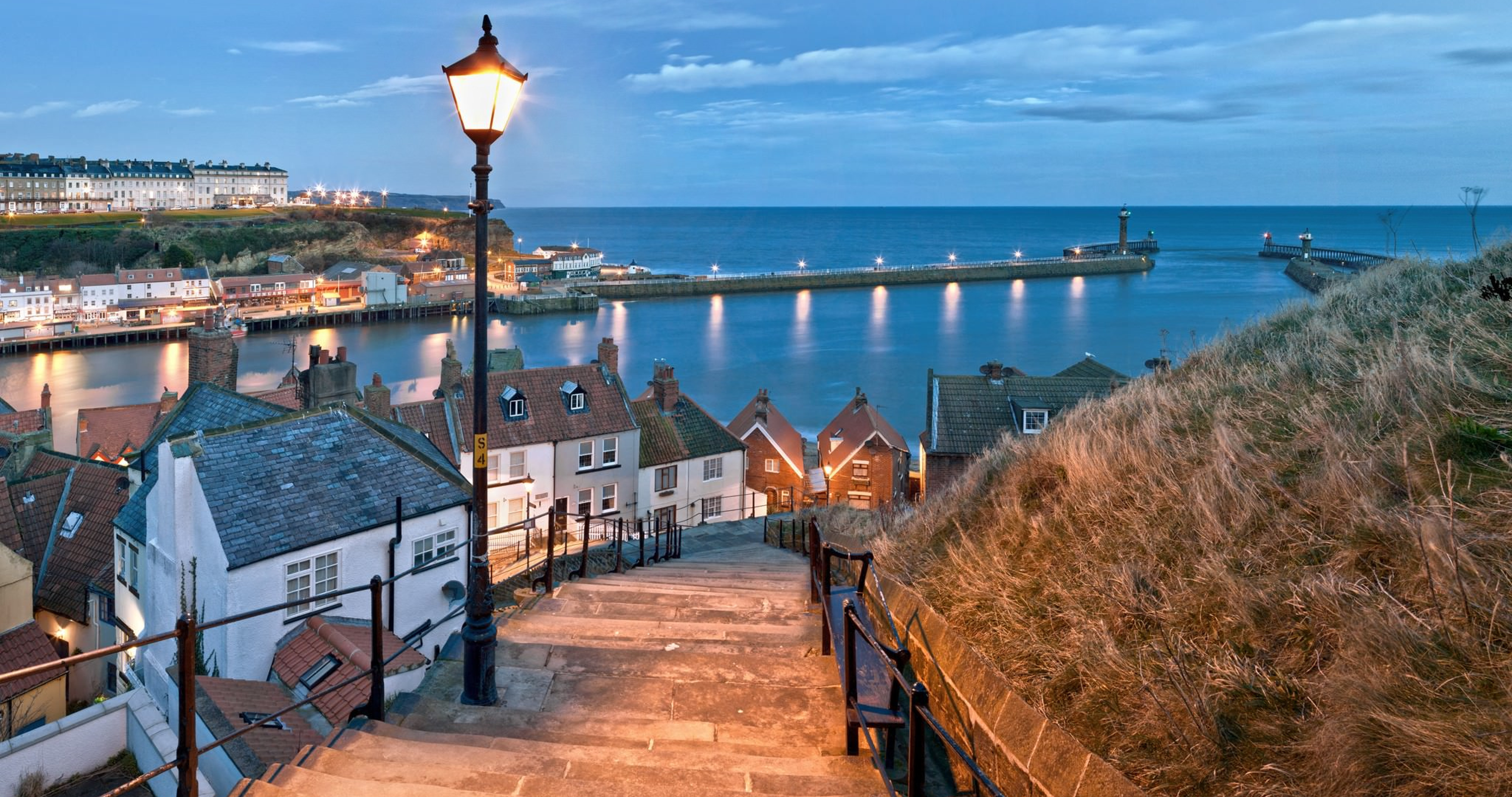 Город стоит на берегу. Whitby, Северный Йоркшир, Англия. Уитби, Норт-Йоркшир, Англия. North Yorkshire Пирс. Тихая гавань Ирландия.