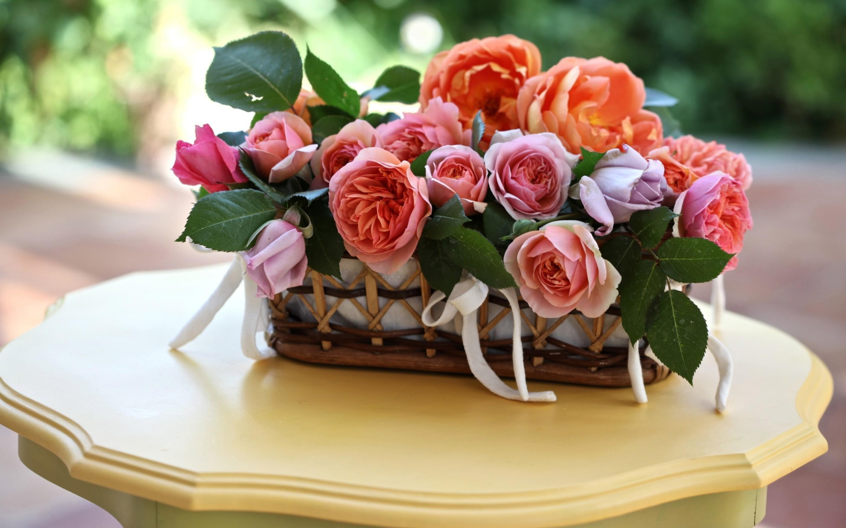 Картинка с цветами на столе. Красивый букет. Букет "изысканный". Шикарный букет цветов. Букет цветов на столе.