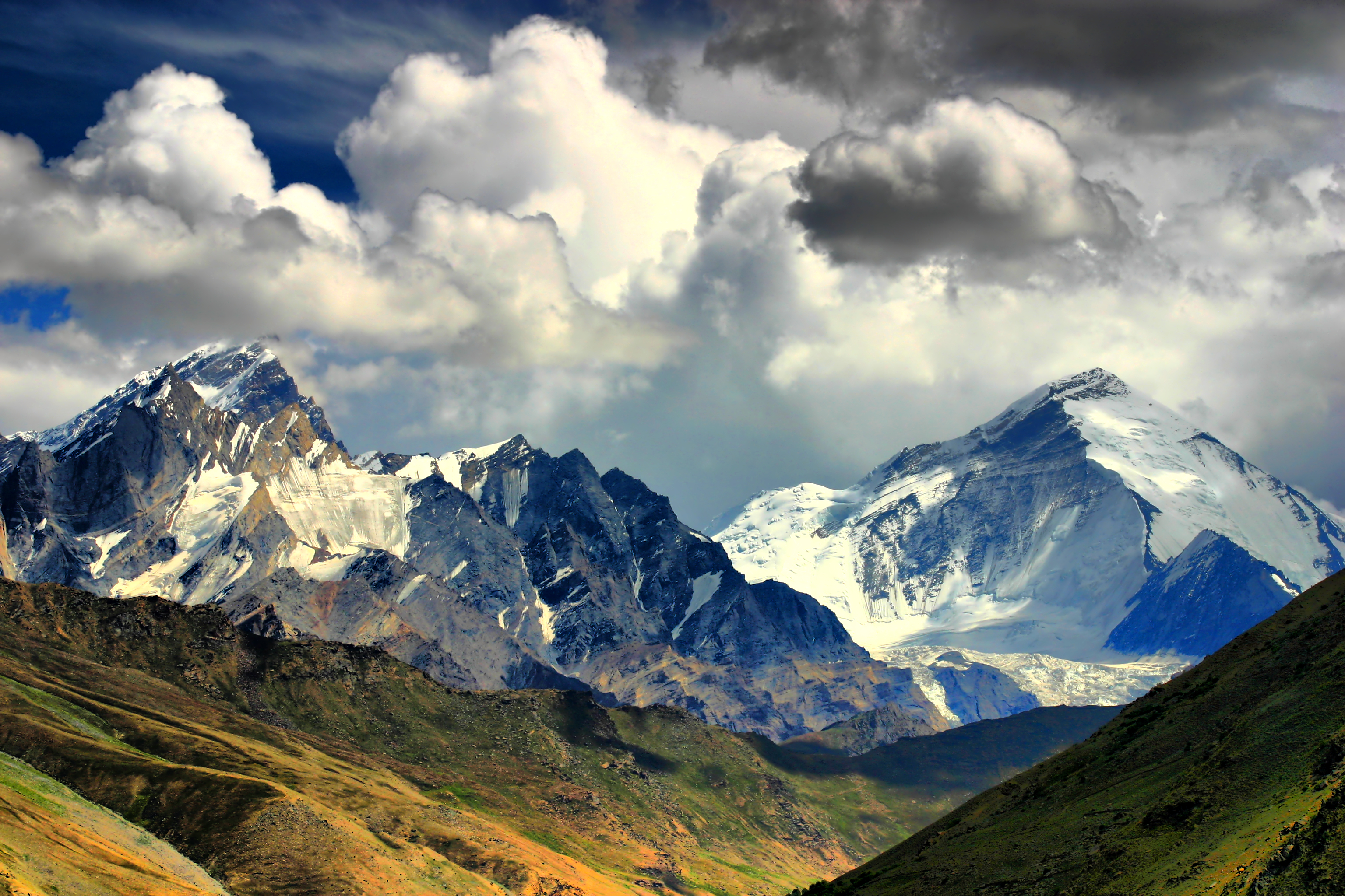 Высокие горы индии. Горы Гималаи. Горный хребет Гималаи. Гималаи Индия. Горная цепь Гималаи.