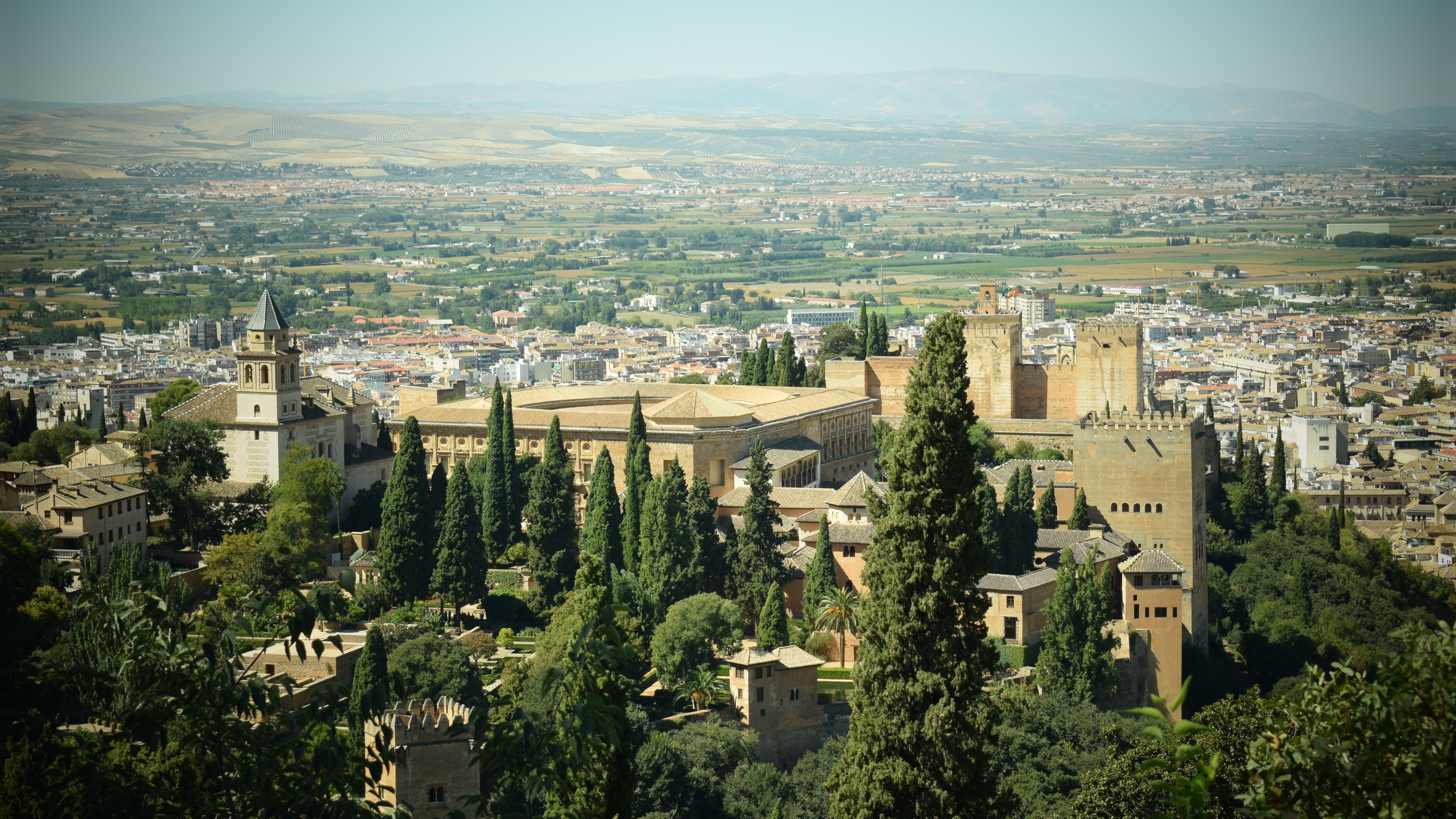 Granada spain. Гранада Альгамбра вид сверху. Гранада город в Испании. Альгамбра Испания вид сверху. Гранада пригород Испании.