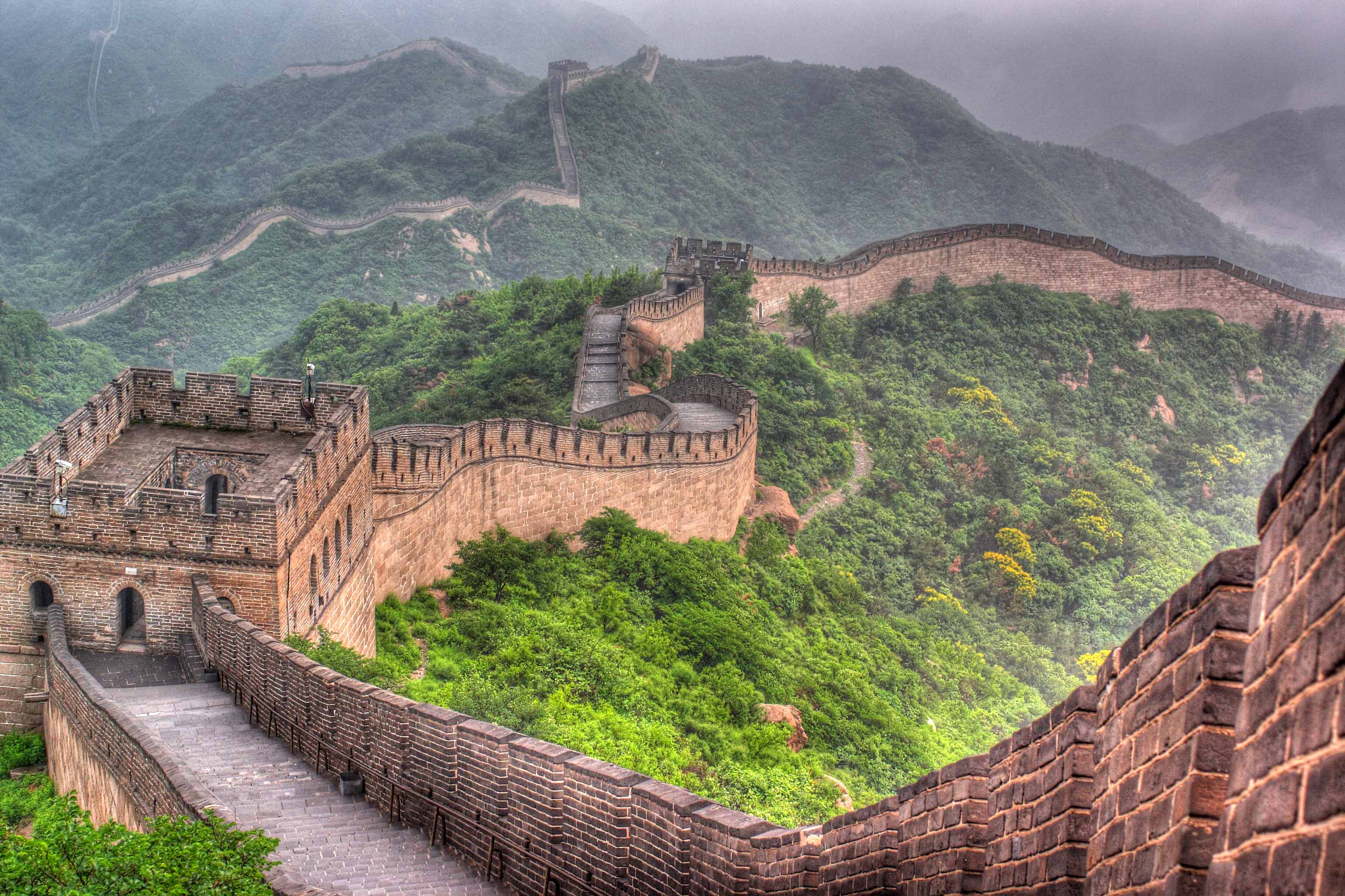 Бойницы китайской стены направлены в сторону Китая