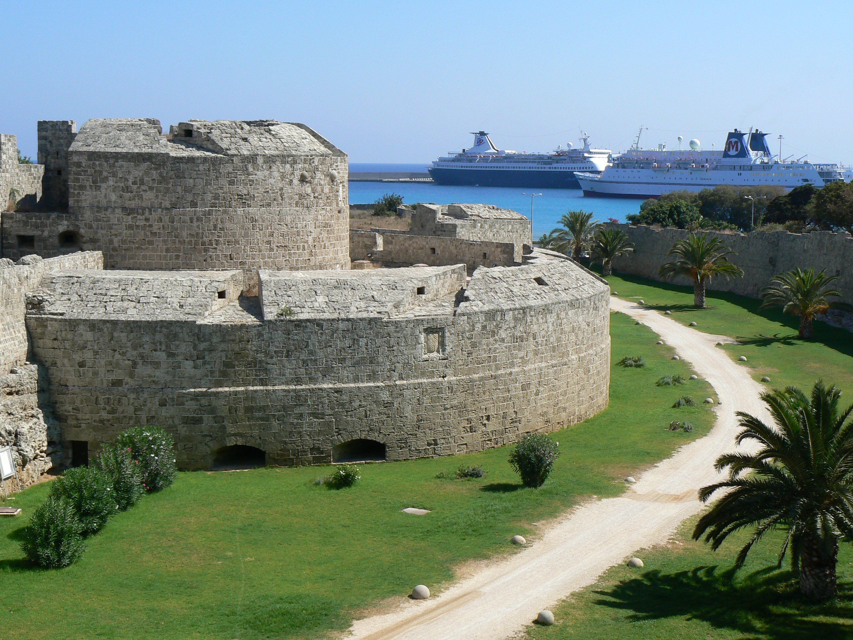 город родос средневековые постройки. греция средневековый город родоса. родос где хорошо сохранились средневековые постройки. средневековье постройки город родос. родос средневековые постройки.