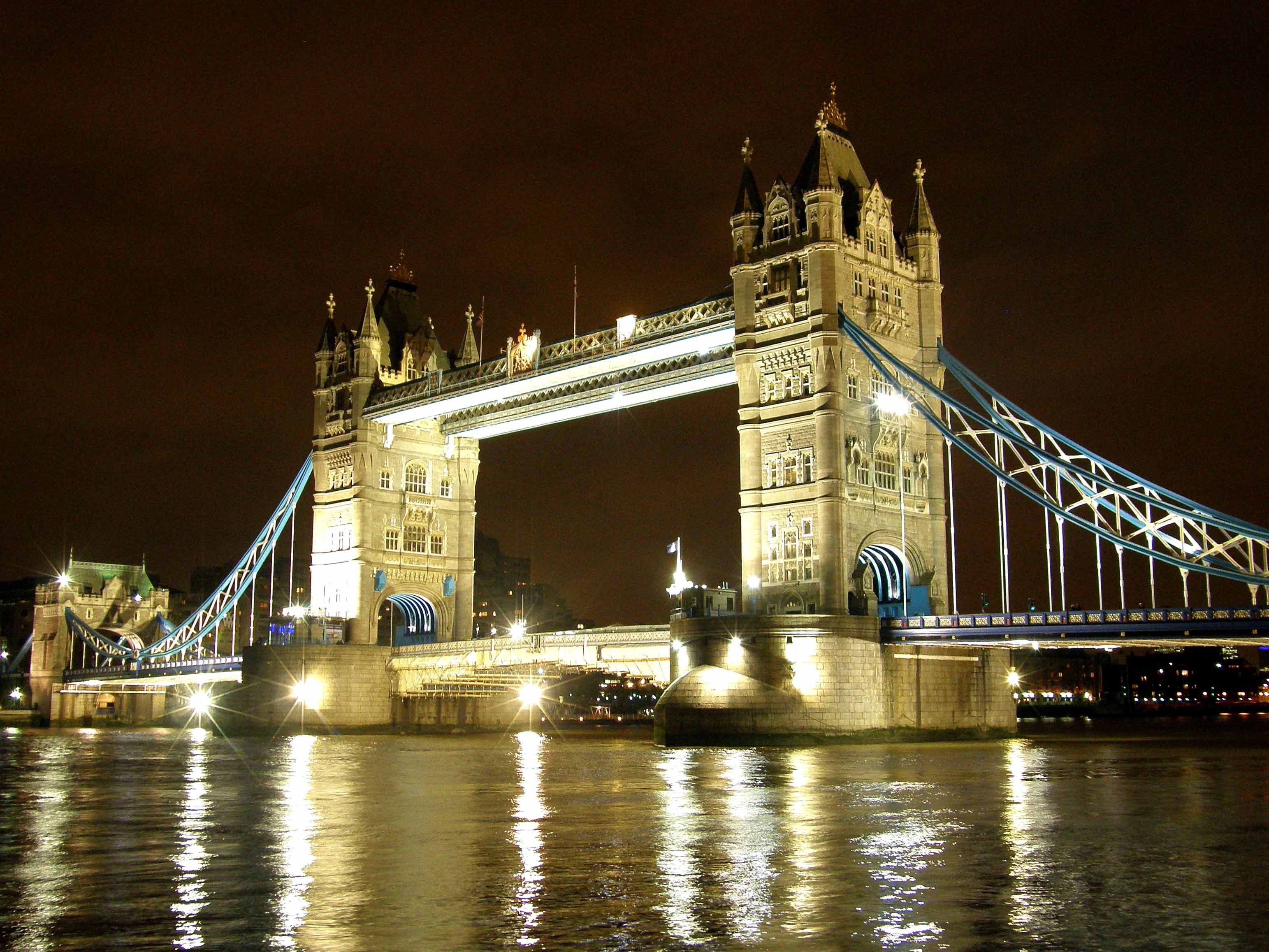 Tower bridge. Достопримечательности Лондона Тауэрский мост. Разводной мост в центре Лондона над рекой Темзой. Достопримечательности Великобритании мосты Ламбетский. Тауэр достопримечательности Великобритании.