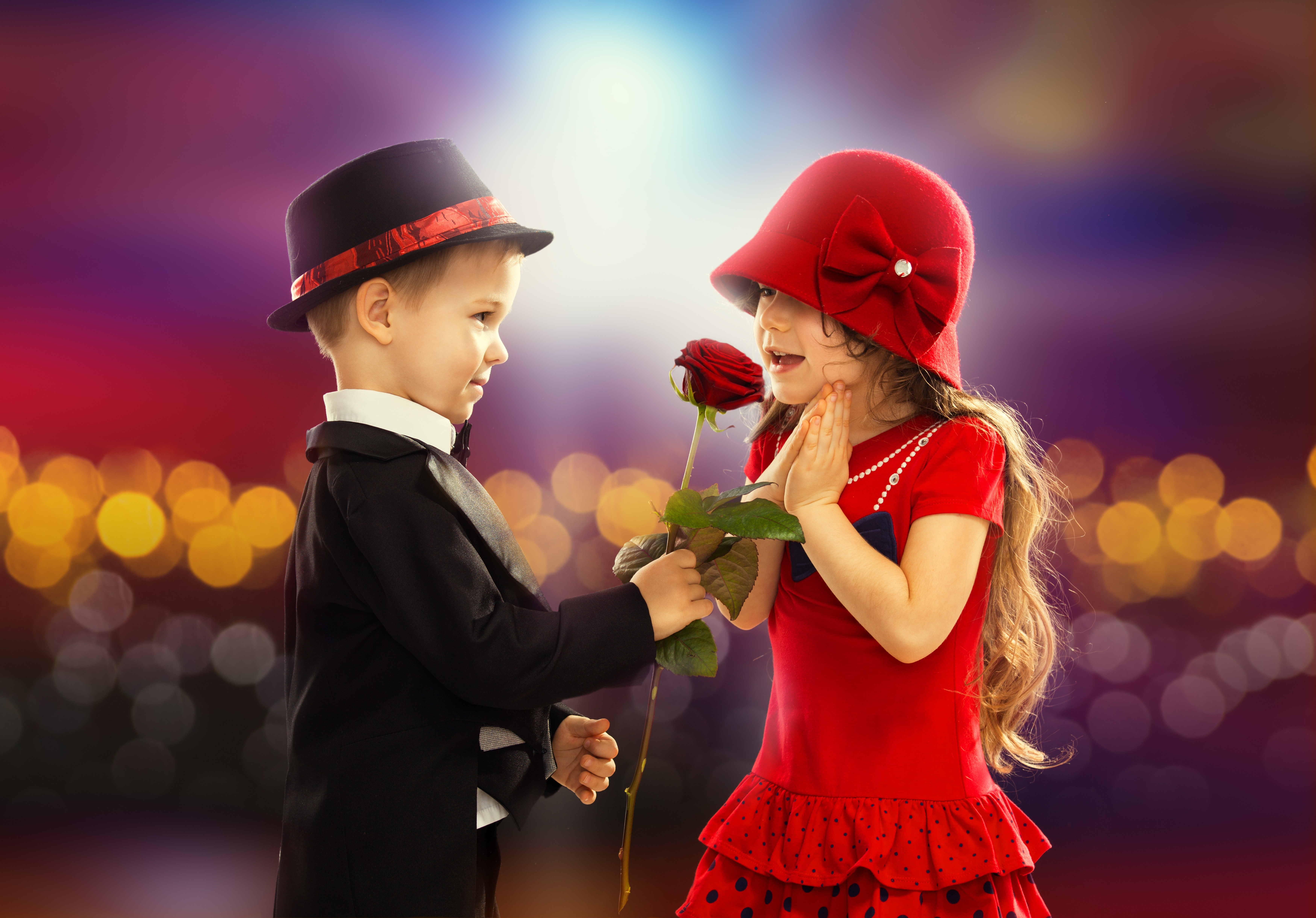 Can t baby love. Любовь к ребенку. Мальчик дарит цветы. Мальчик дарит девочке цветы. Мальчик с цветами.
