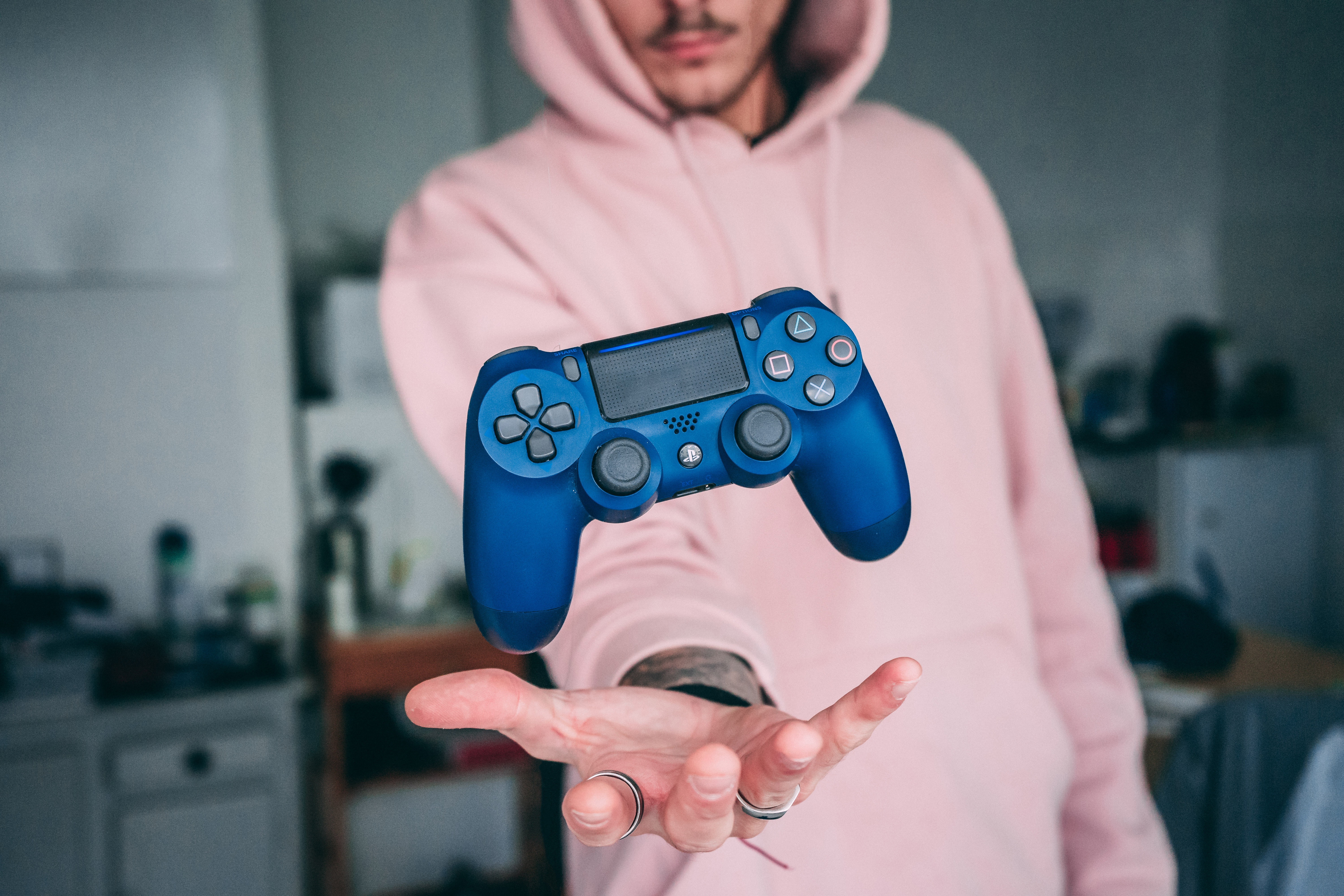 Create video game. Sony PLAYSTATION 5. Джойстик в руках. Игровой джойстик в руке. Руки с геймпадом.