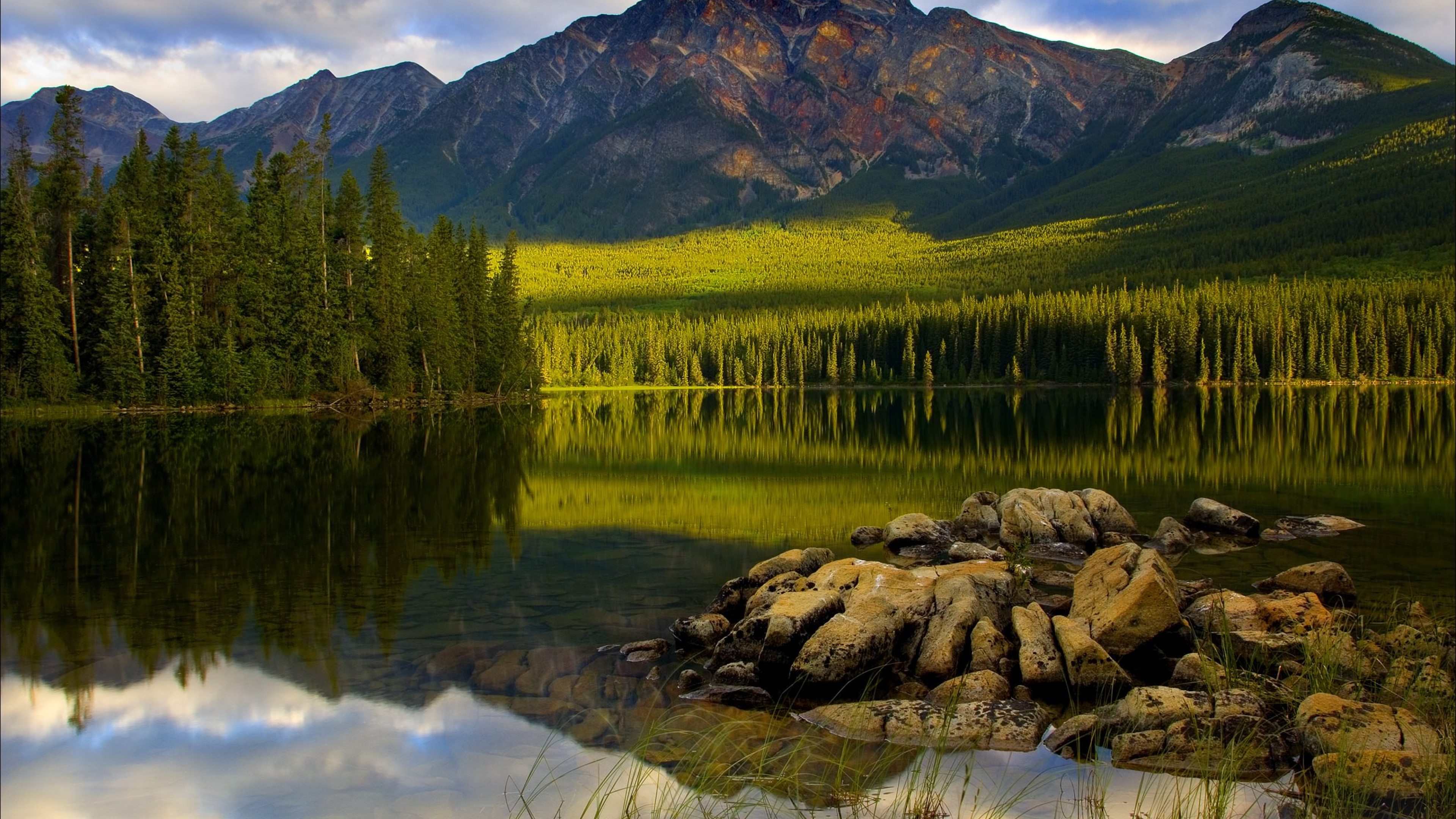 Природа обновилась. Национальный парк джасперанады. Канада, Джаспер, озеро. Национальный парк Джаспер Канада фото.
