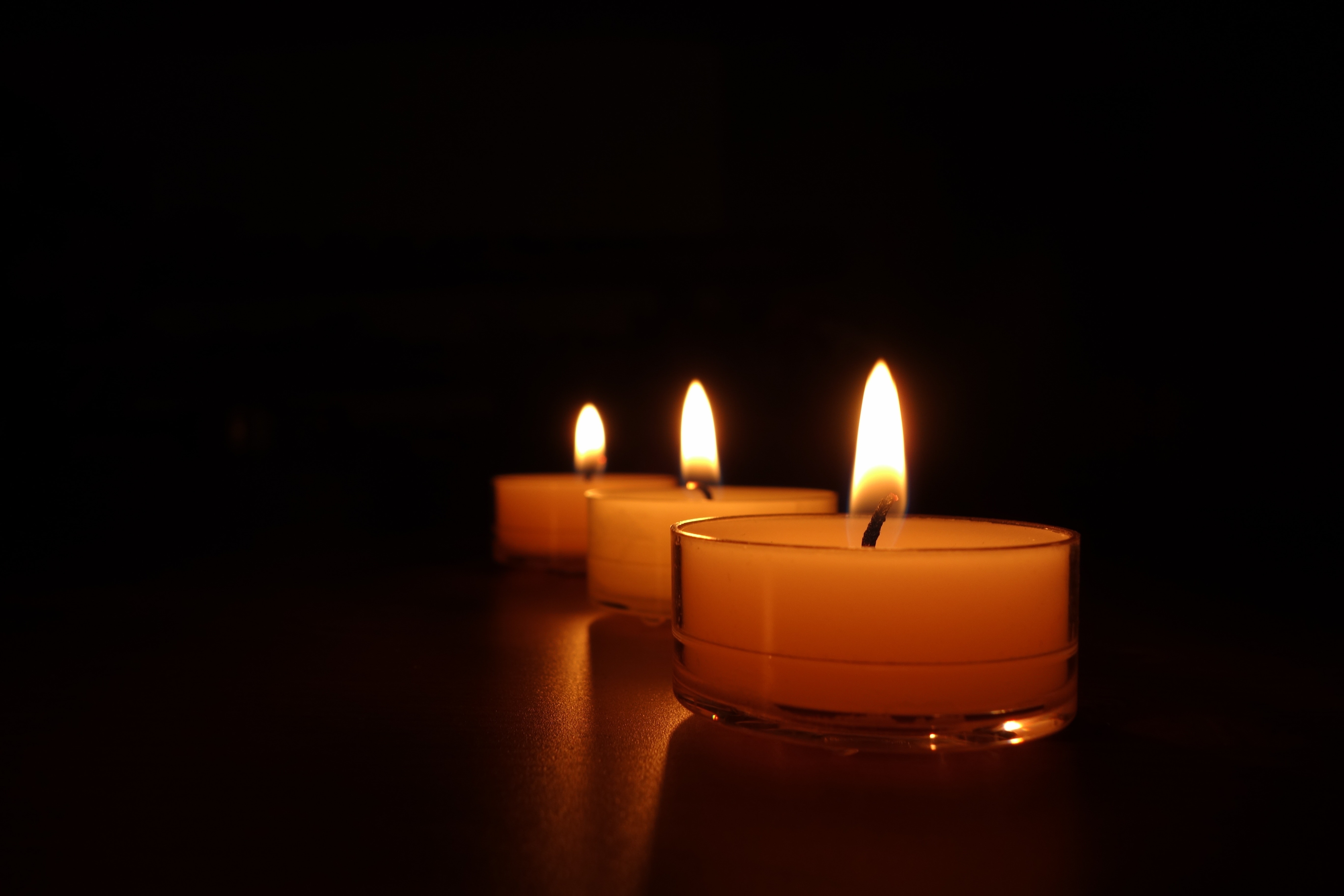 На столе лежит покойник ярко свечи горят это был убит разбойник