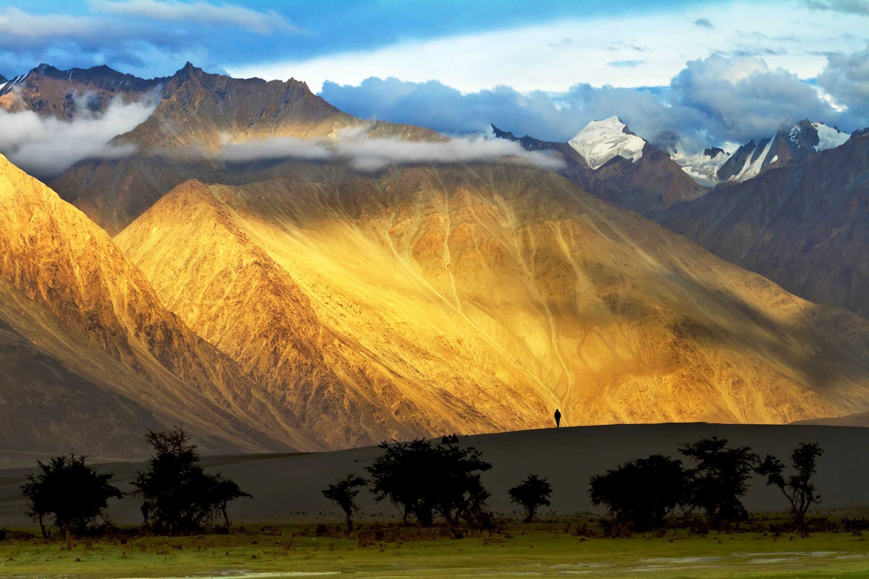 Высокие горы индии. Долина Нубра Ладакх. Долина Пуга Ладакх. Ладакх Индия. Тибетское Нагорье.