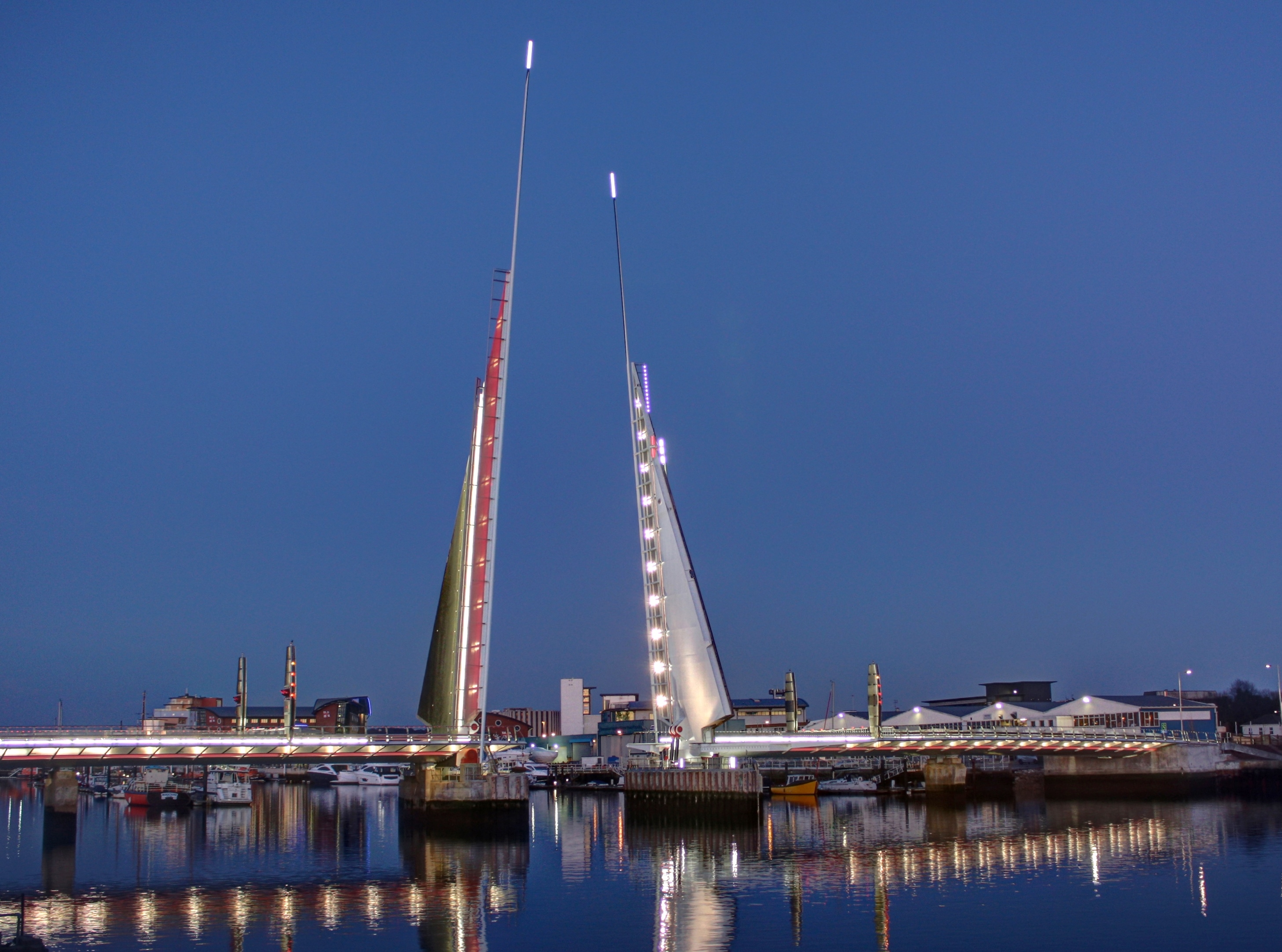 Мост 2 метра. Мост "два паруса" / the Twin Sails Bridge. Мост Twin Sails Bridge. Мост Парус в Европе. Мост парусов-близнецов пешеход.