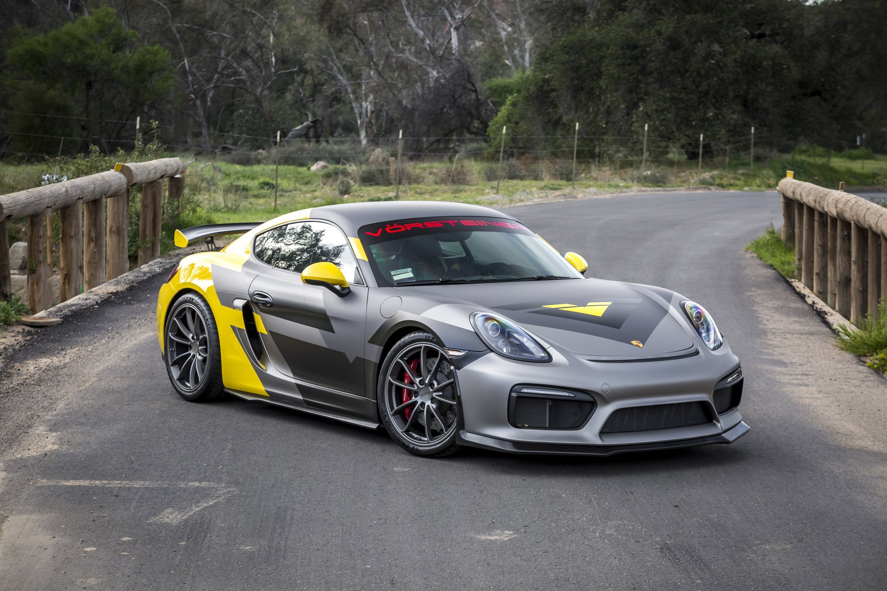Porsche спорткар желтый