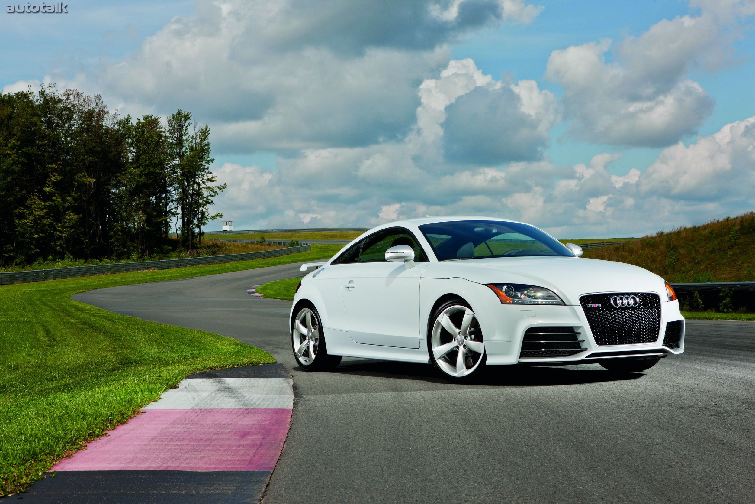 Белая ауди. Audi TT RS Coupe 2010. Ауди ТТ РС белая. Audi TT RS 2011 White. Audi TT Coupe 2012 Restyle.