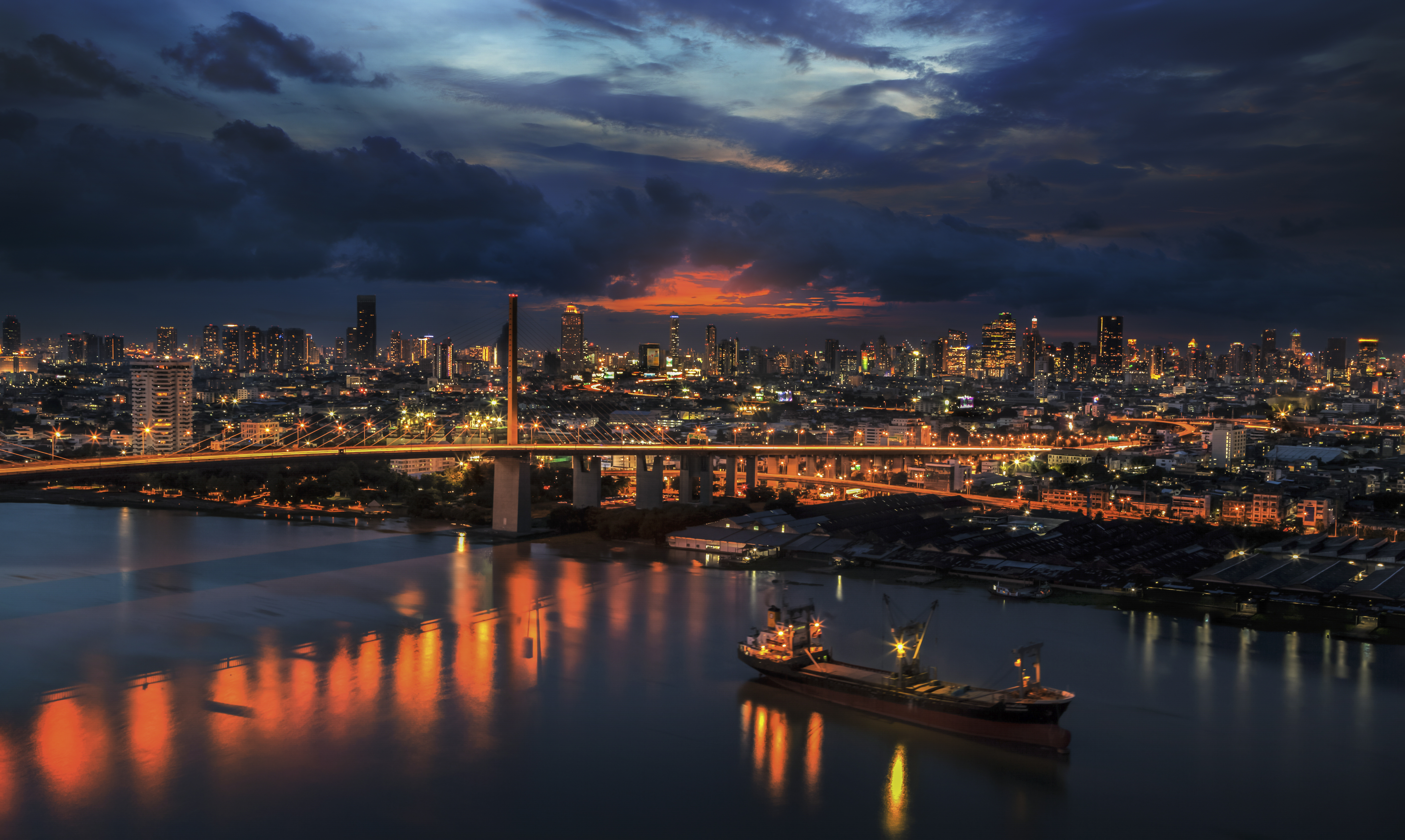 Бангкок вечером. Бангкок ночной город. Бангкок Таиланд панорама.