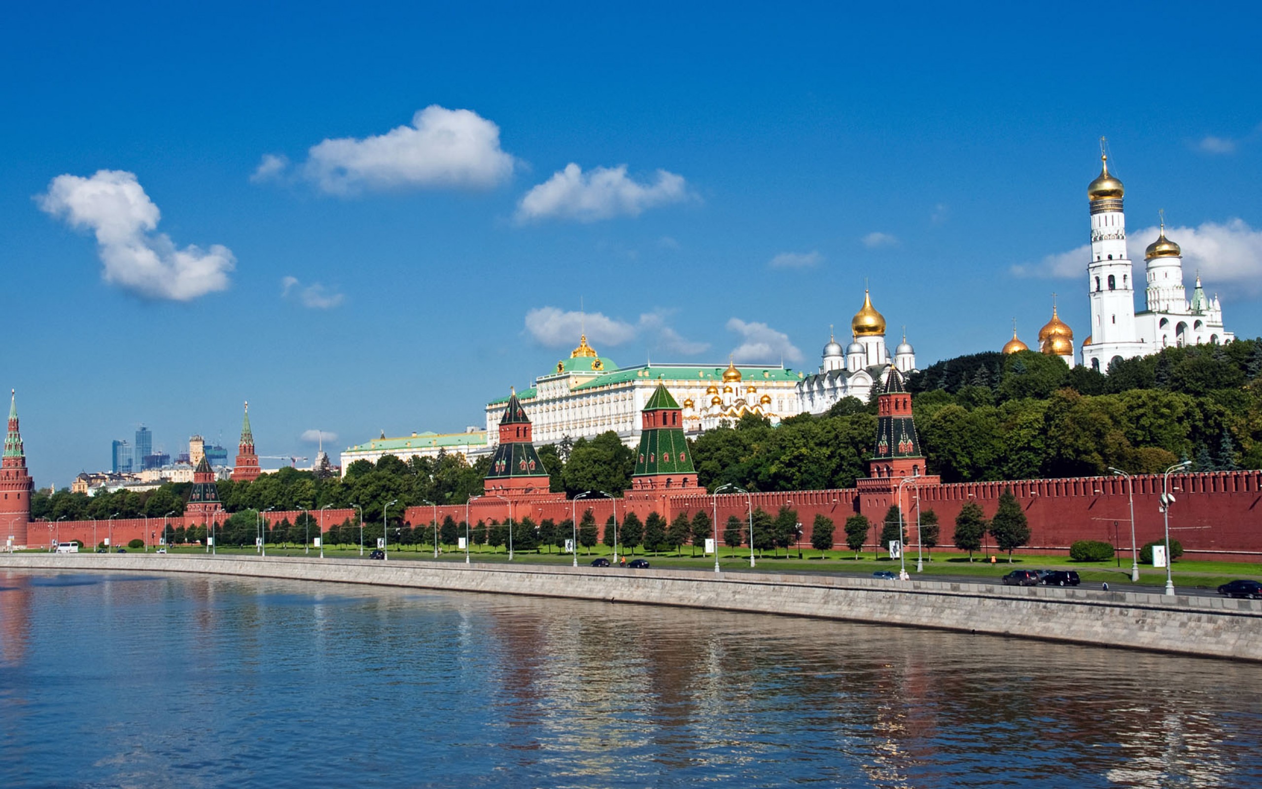 Москва река на фоне Кремля
