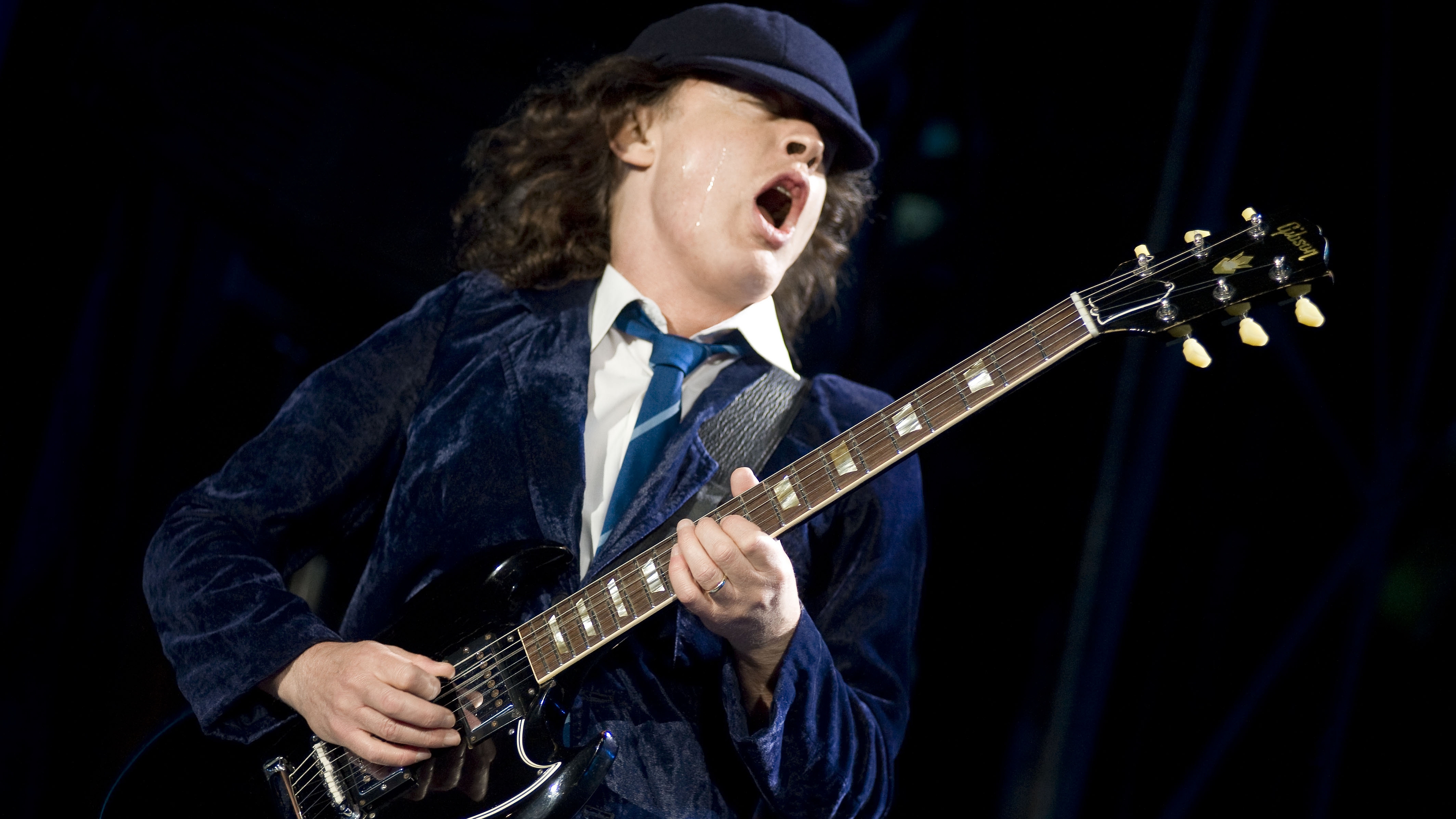 Музыка ас. AC DC Angus young Guitar. AC DC Angus young молодой. АС ДС бас гитарист. Бас-гитарист Марк Эванс.