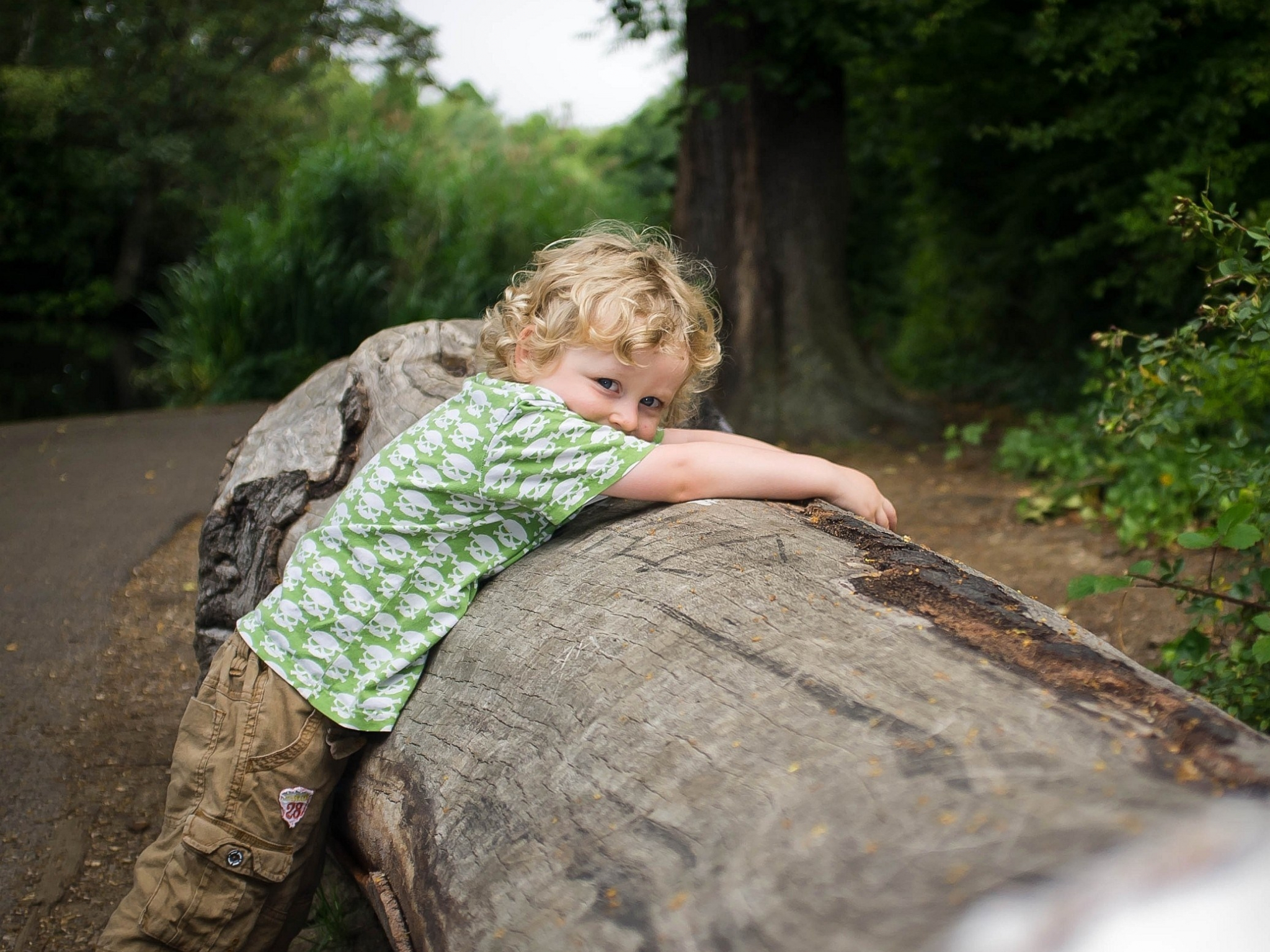 Невероятный мальчик. Дети и природа. Бревно для детей. Детская фотосессия в лесу. Мальчик в лесу.