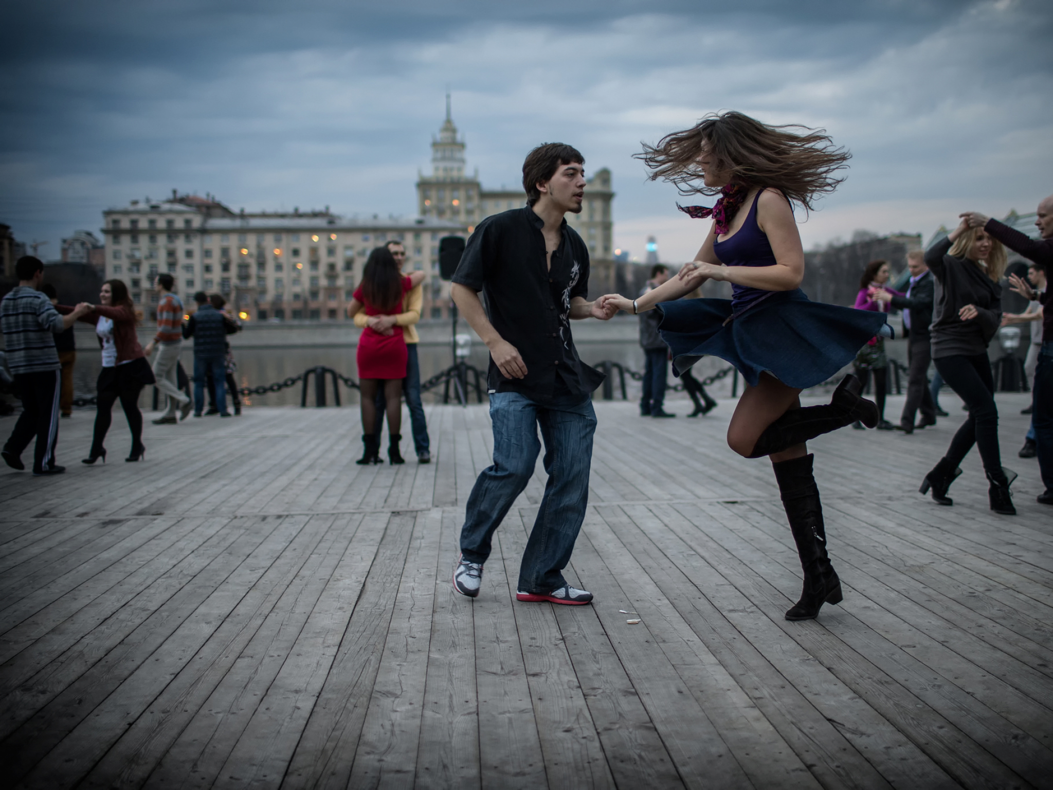 Как называется песня москва танцуй казань. Люди танцуют. Танцы на улице. Парень и девушка танцуют. Танцующие люди на улице.