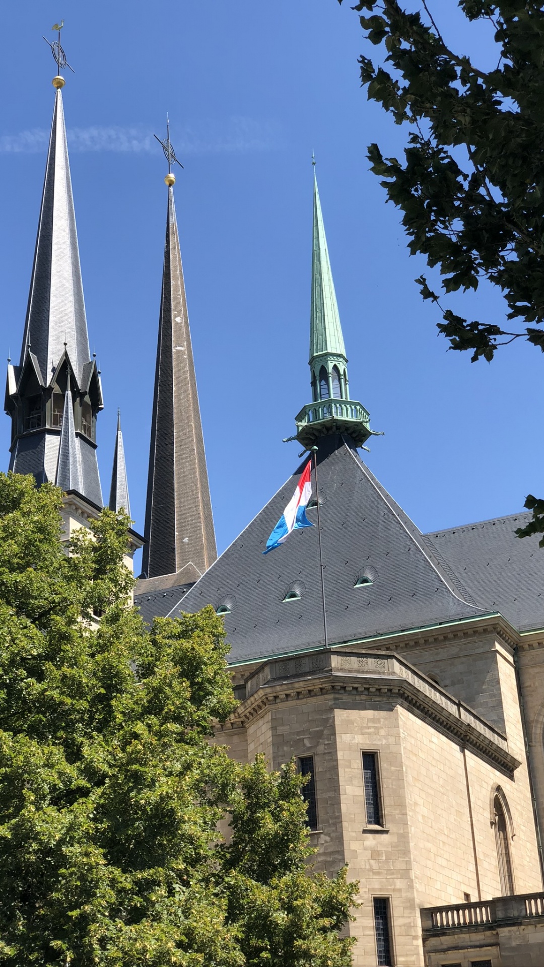 Обои шпиль, ориентир, фасад, место поклонения, флерон в разрешении 1080x1920