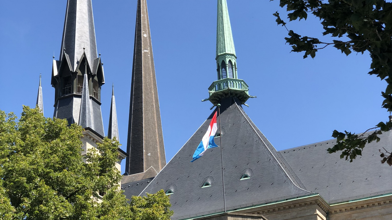 Обои шпиль, ориентир, фасад, место поклонения, флерон в разрешении 1366x768