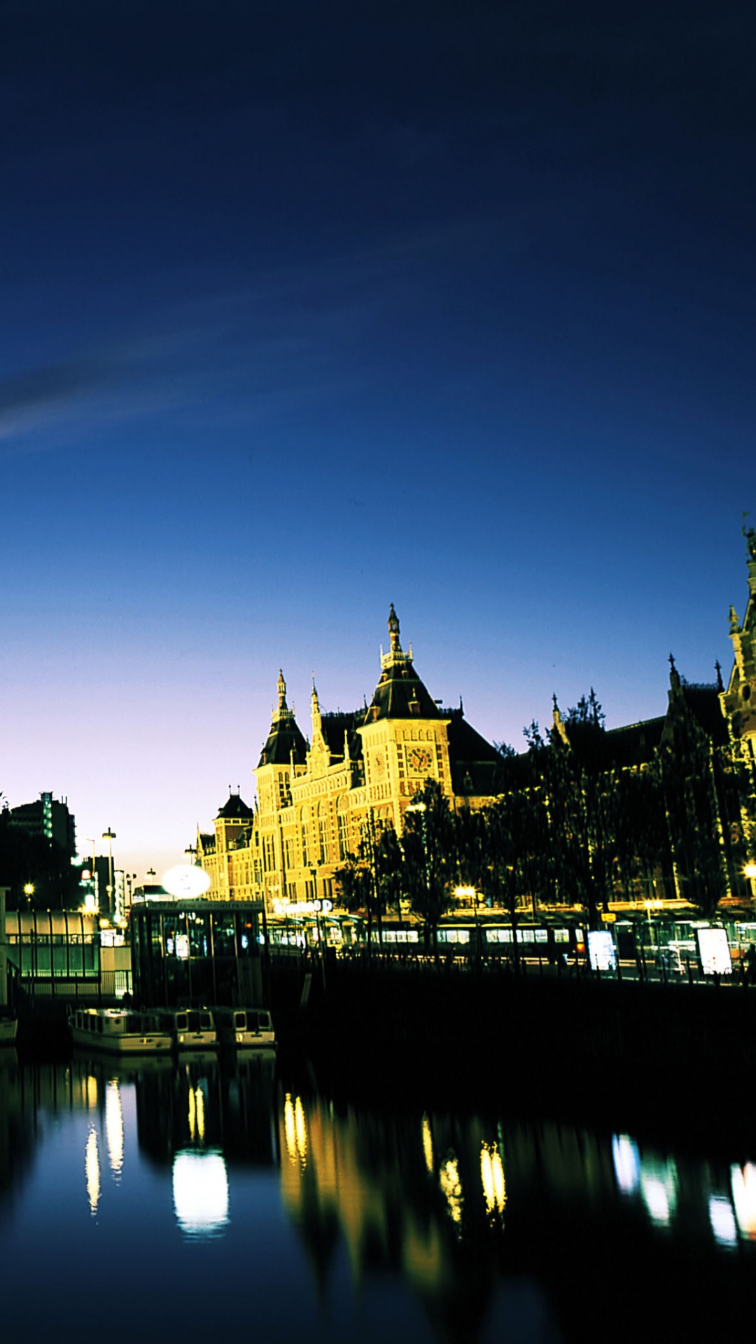 Обои отражение, достопримечательность, ночь, городок, водный путь в разрешении 1080x1920