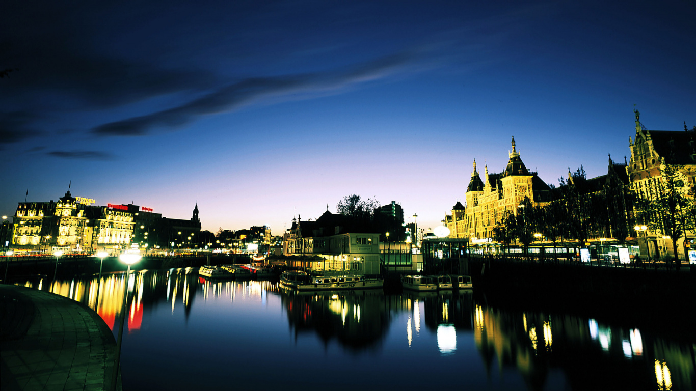 Обои отражение, достопримечательность, ночь, городок, водный путь в разрешении 1366x768