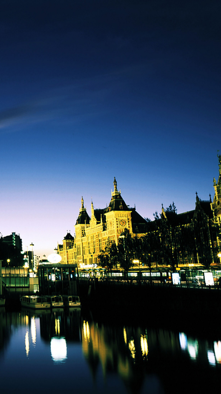 Обои отражение, достопримечательность, ночь, городок, водный путь в разрешении 750x1334