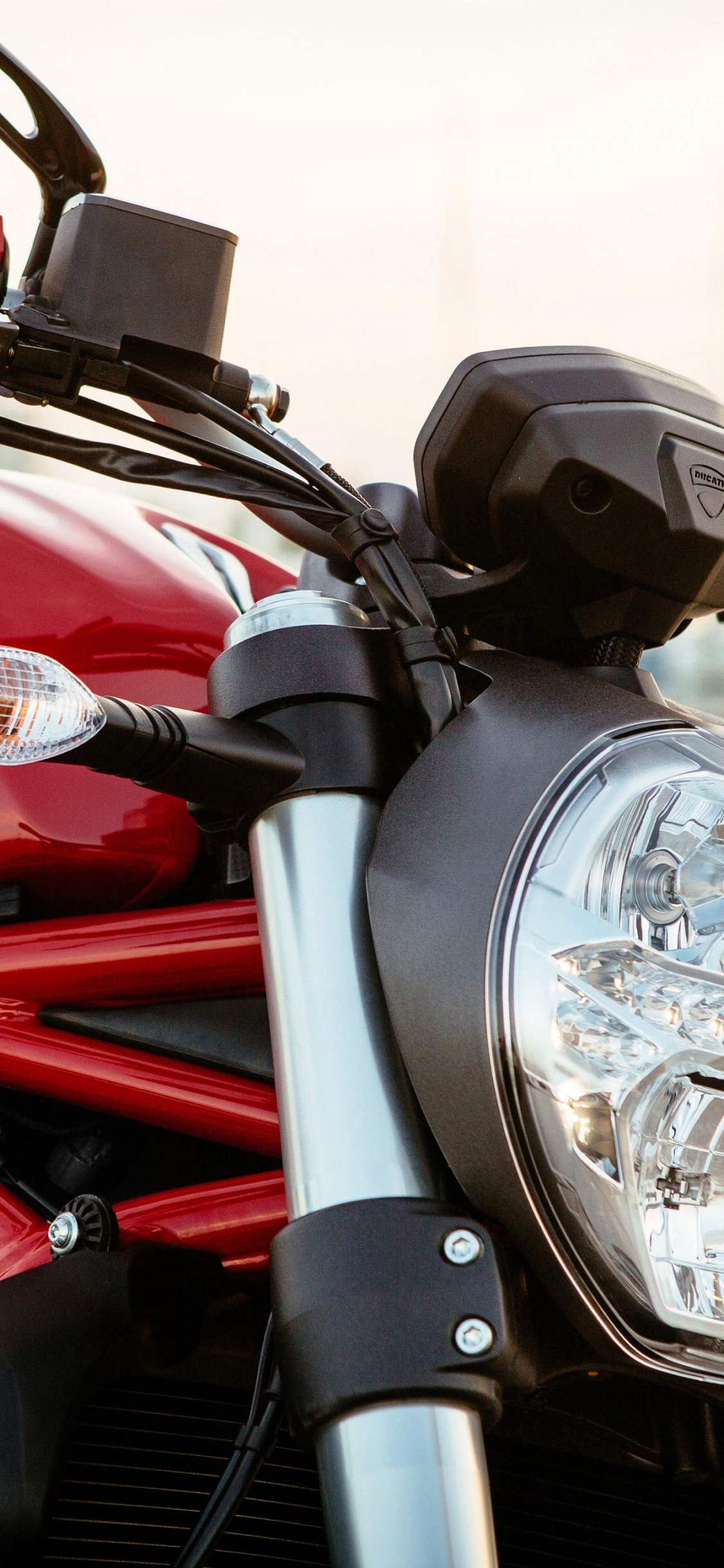 Обои Дукати Монстр 821 2018, ducati, мотоцикл, фара, автомобильное освещение в разрешении 1125x2436