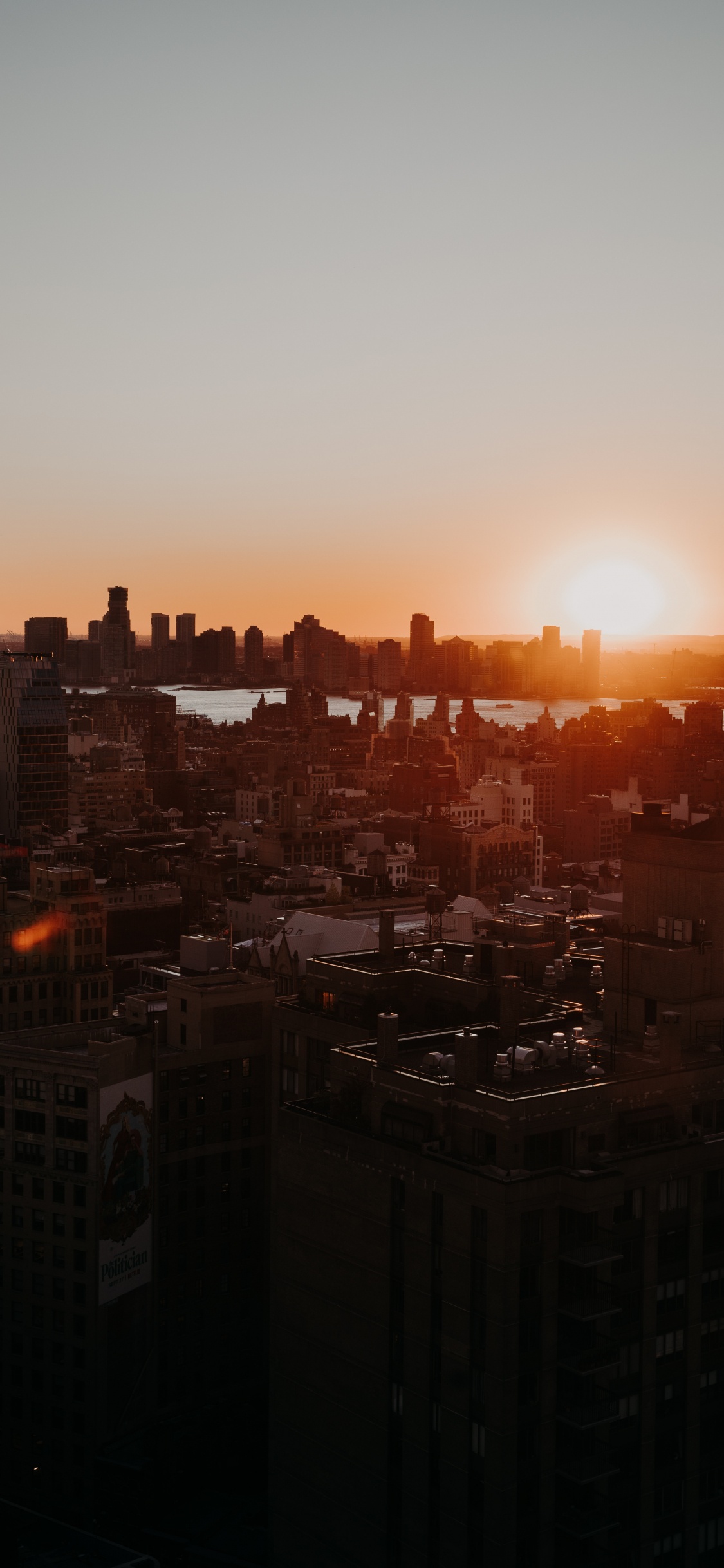 Обои небоскреб, небо, закат, горизонт, город в разрешении 1125x2436