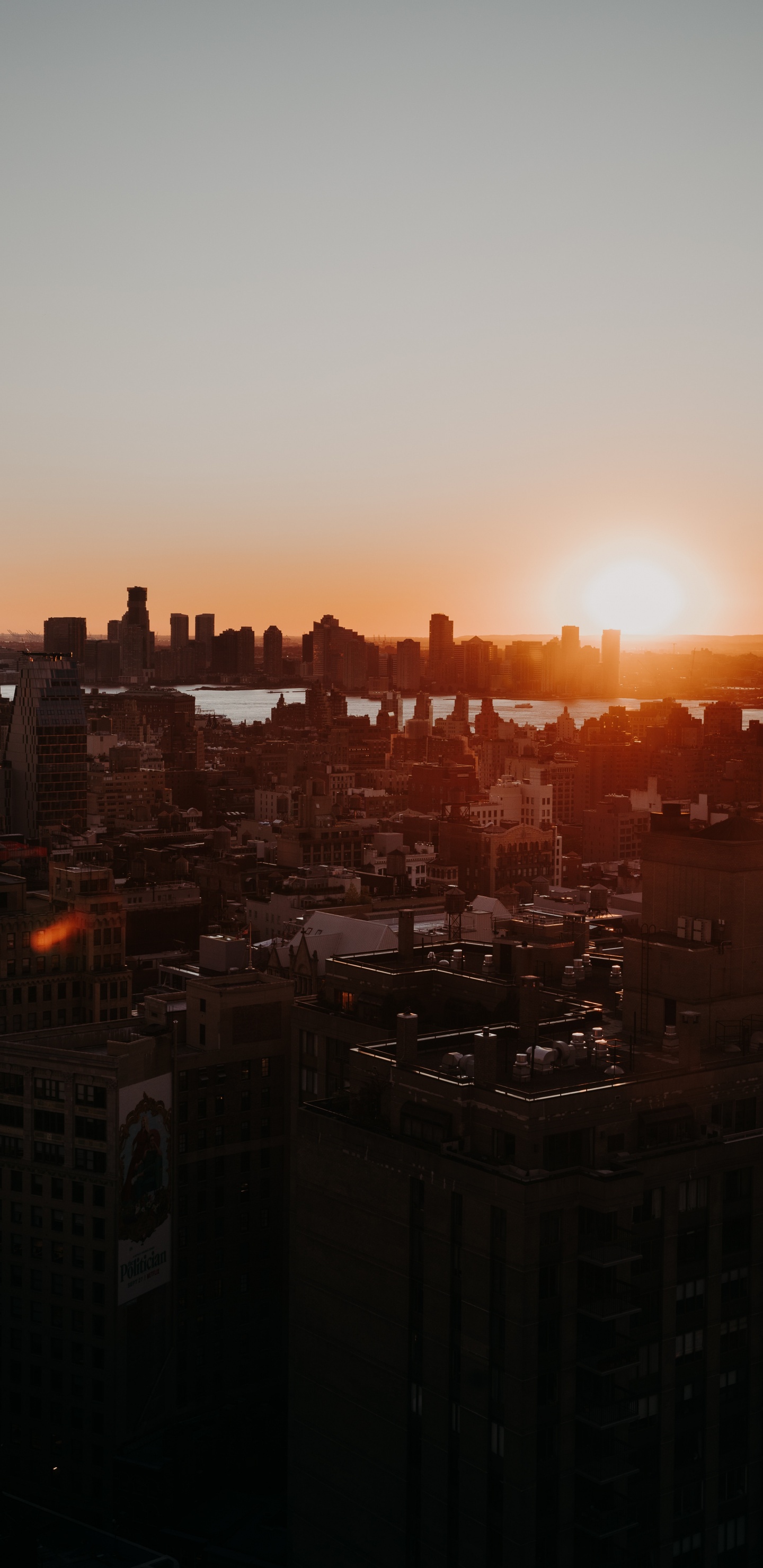 Обои небоскреб, небо, закат, горизонт, город в разрешении 1440x2960