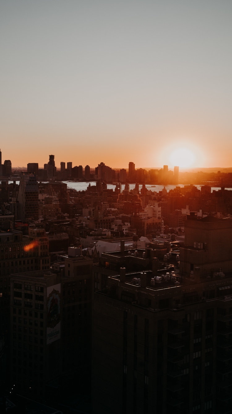 Обои небоскреб, небо, закат, горизонт, город в разрешении 750x1334