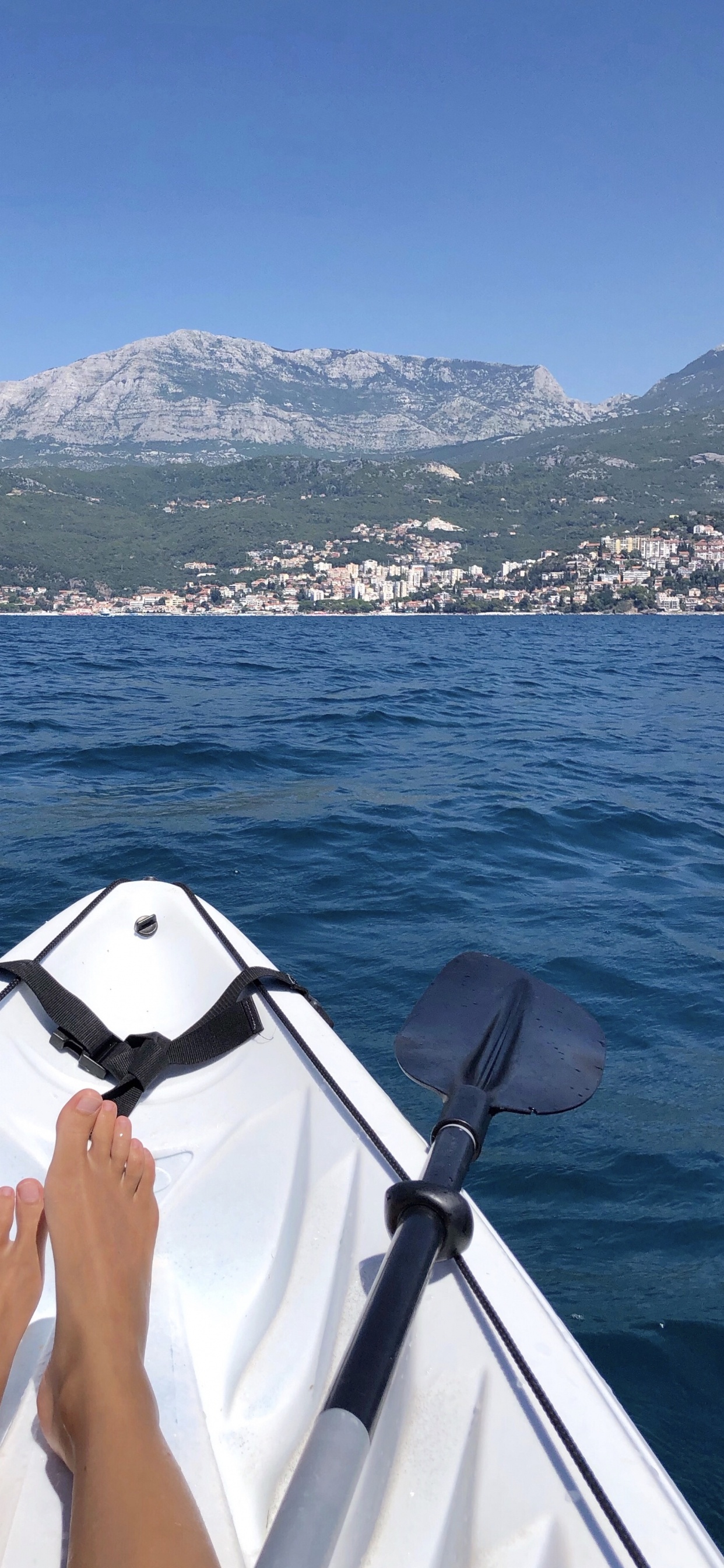 Обои лодка, фьорд, вода, катание на лодках, судно в разрешении 1242x2688