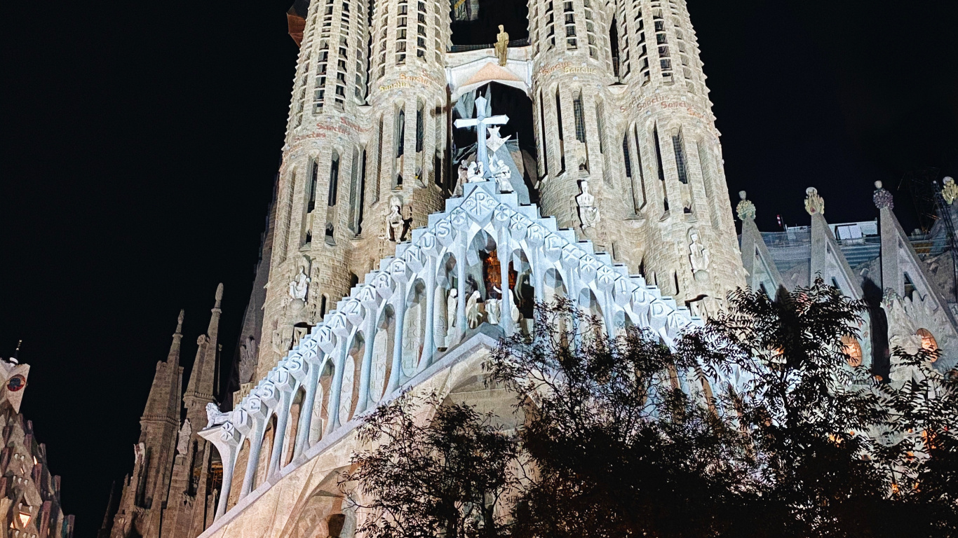 Обои Барселона, ориентир, туризм, достопримечательность, дерево в разрешении 1366x768