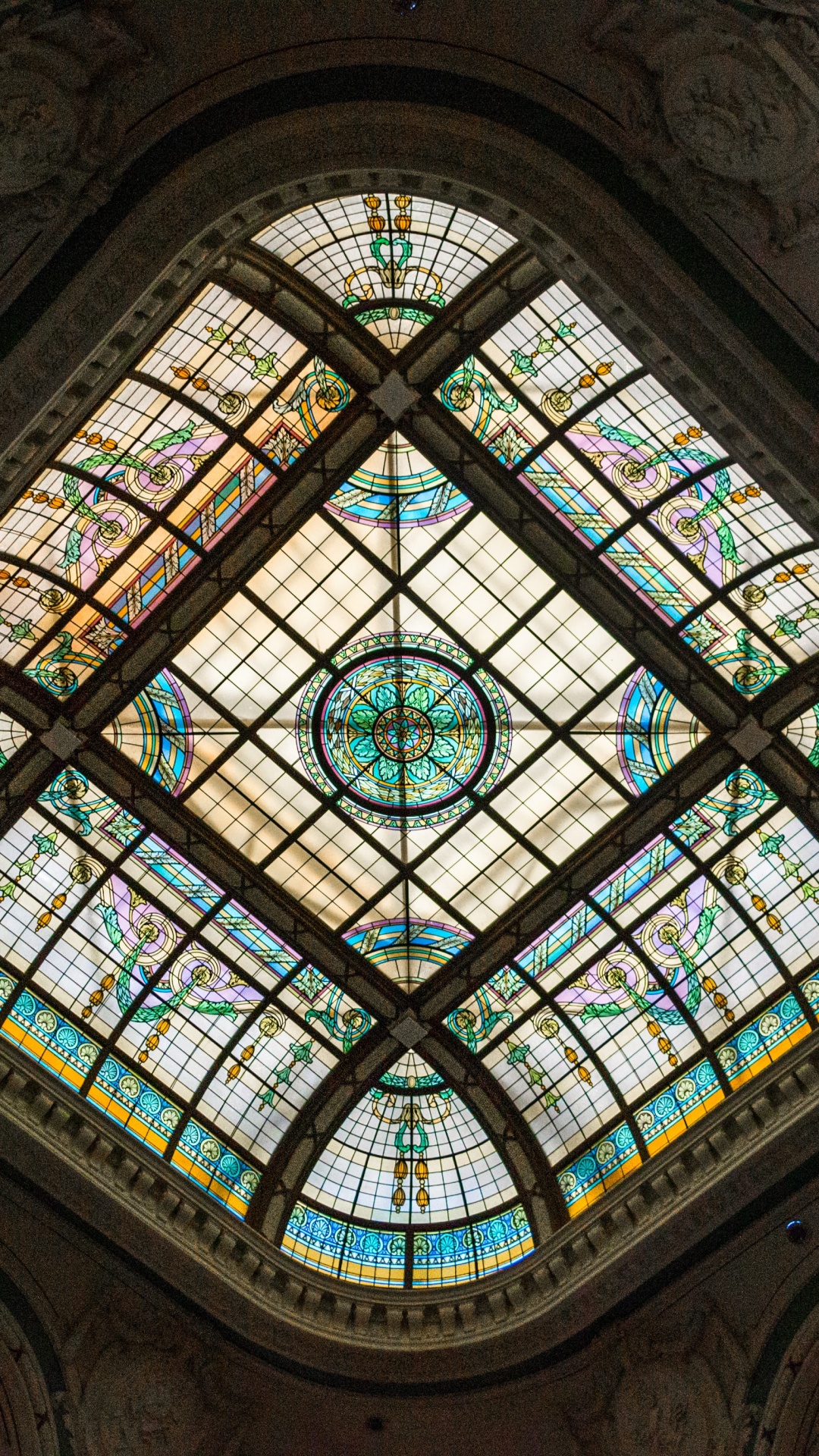Обои Солье, потолок, место поклонения, витраж, архитектура в разрешении 1080x1920