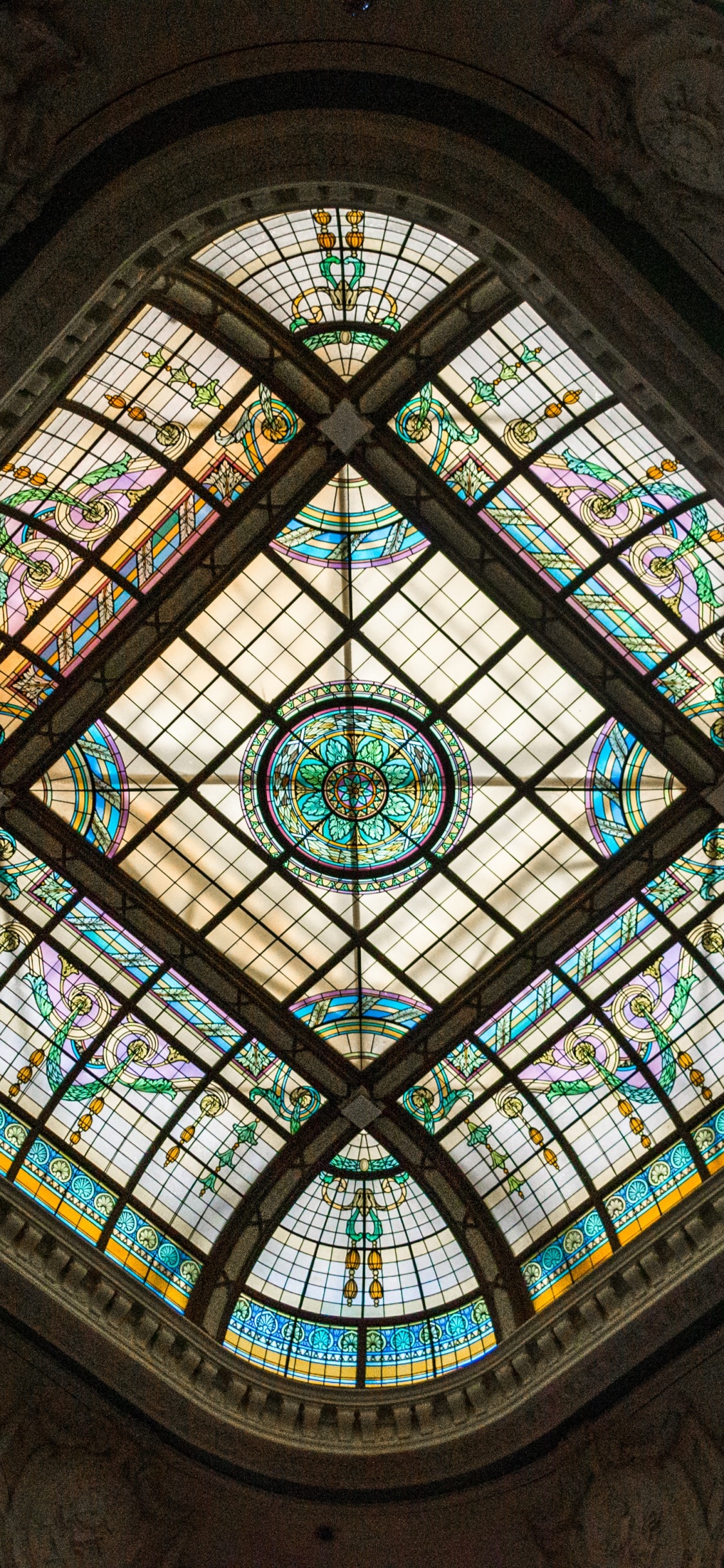 Обои Солье, потолок, место поклонения, витраж, архитектура в разрешении 1125x2436