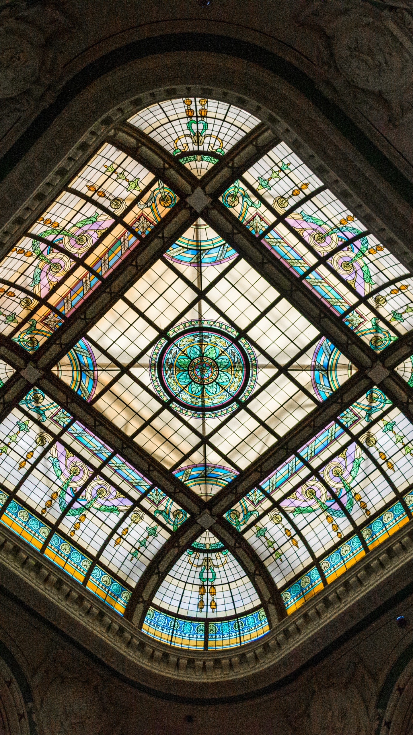 Обои Солье, потолок, место поклонения, витраж, архитектура в разрешении 1440x2560