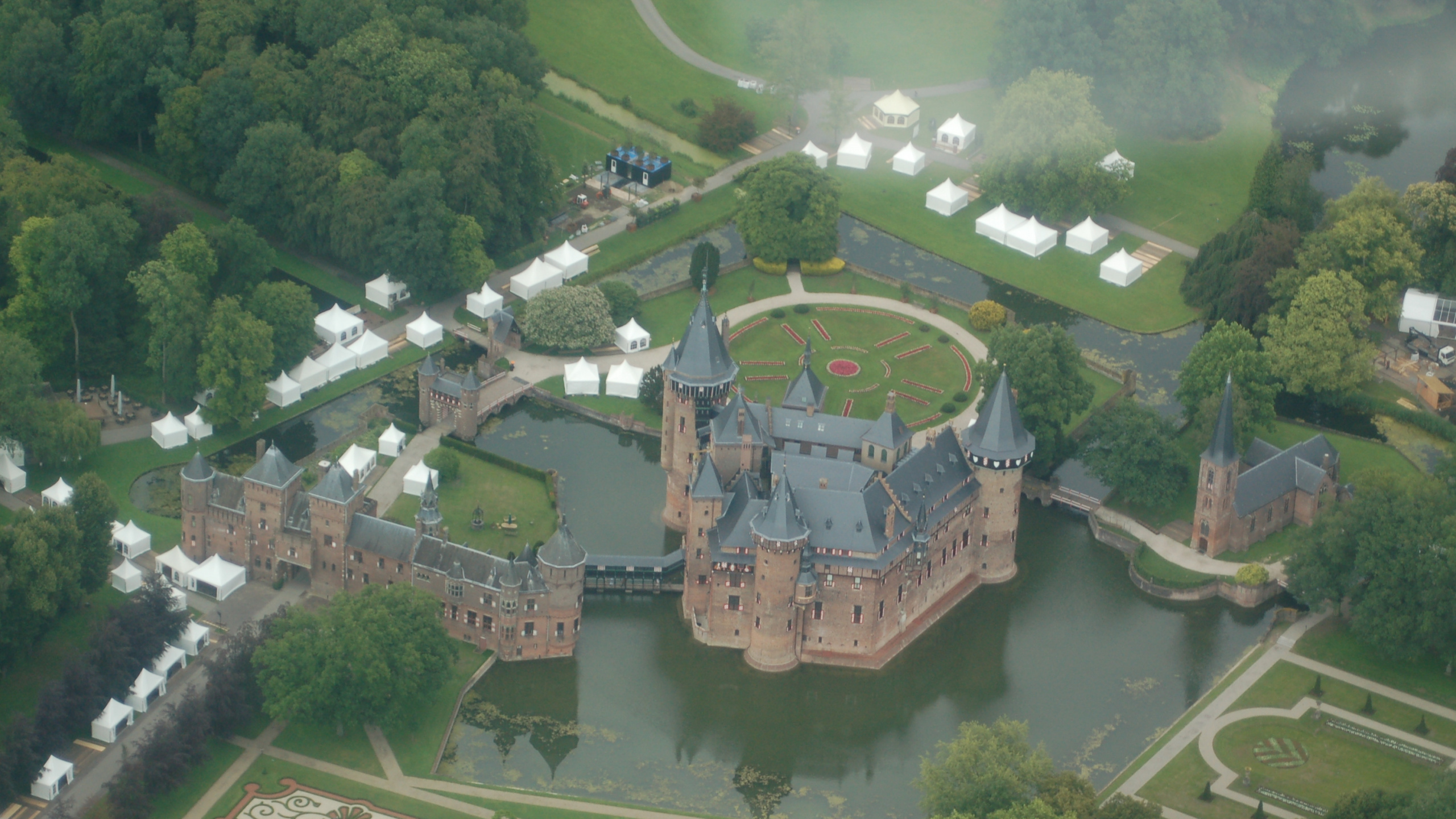 Обои городской дизайн, имущество, пригород, ров, здание в разрешении 2560x1440