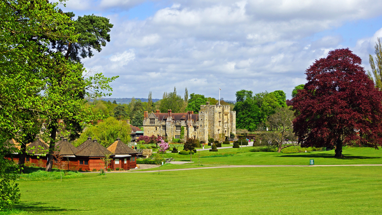Обои дворец, замок, имущество, дерево, газон в разрешении 1280x720