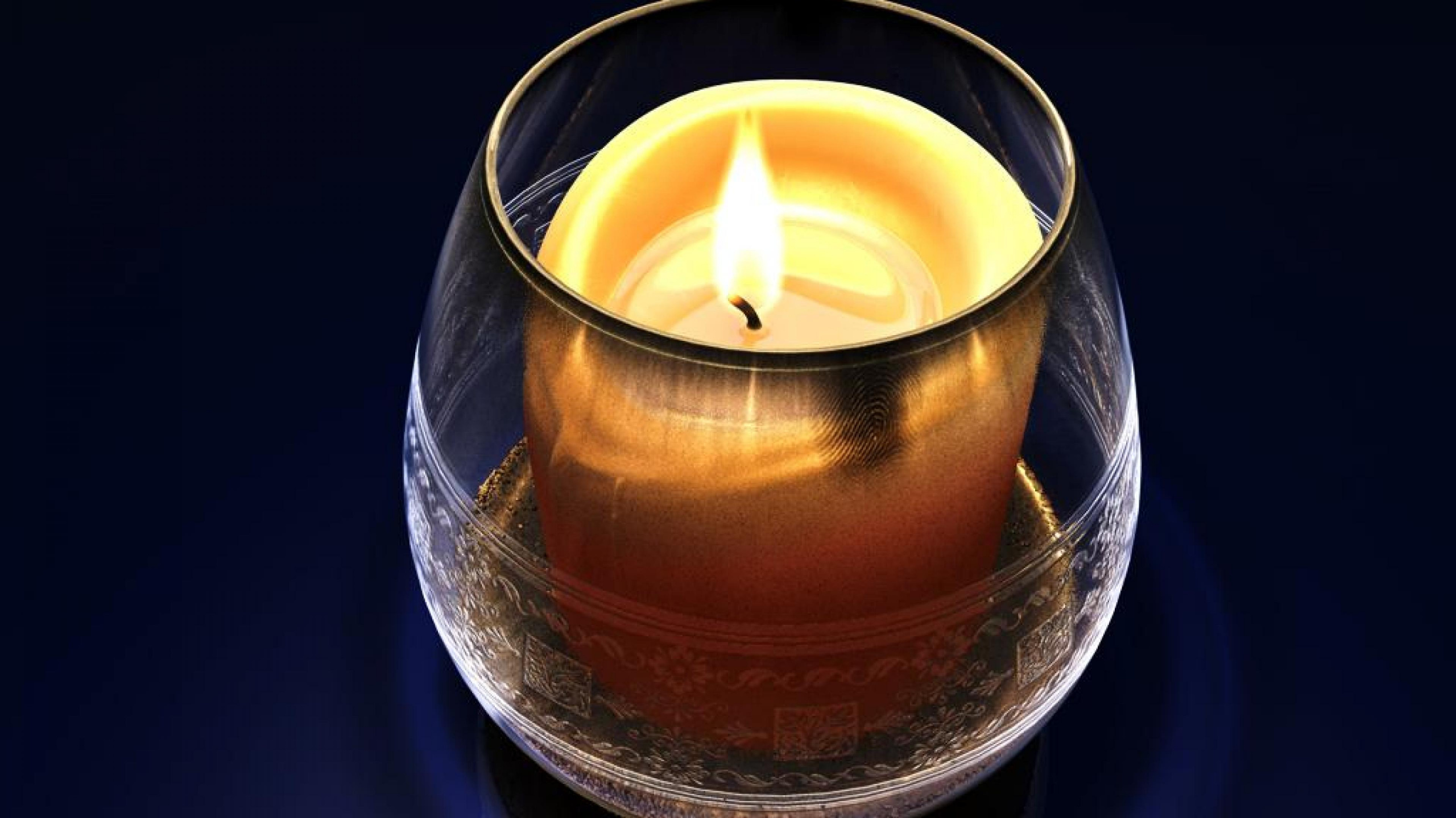 Обои свеча, освещение, пламя, воск, дизайн интерьера в разрешении 2560x1440