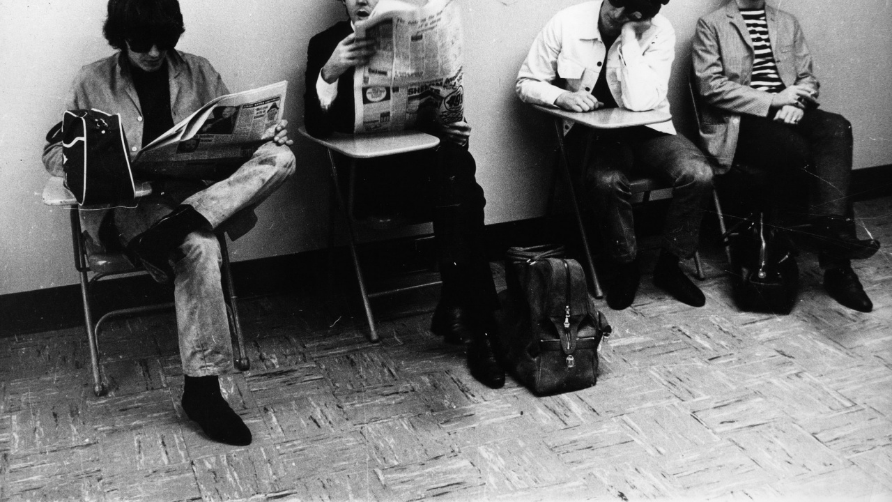 Обои The Beatles, сидящий, черный и белый, музыкант, музыка в разрешении 1280x720